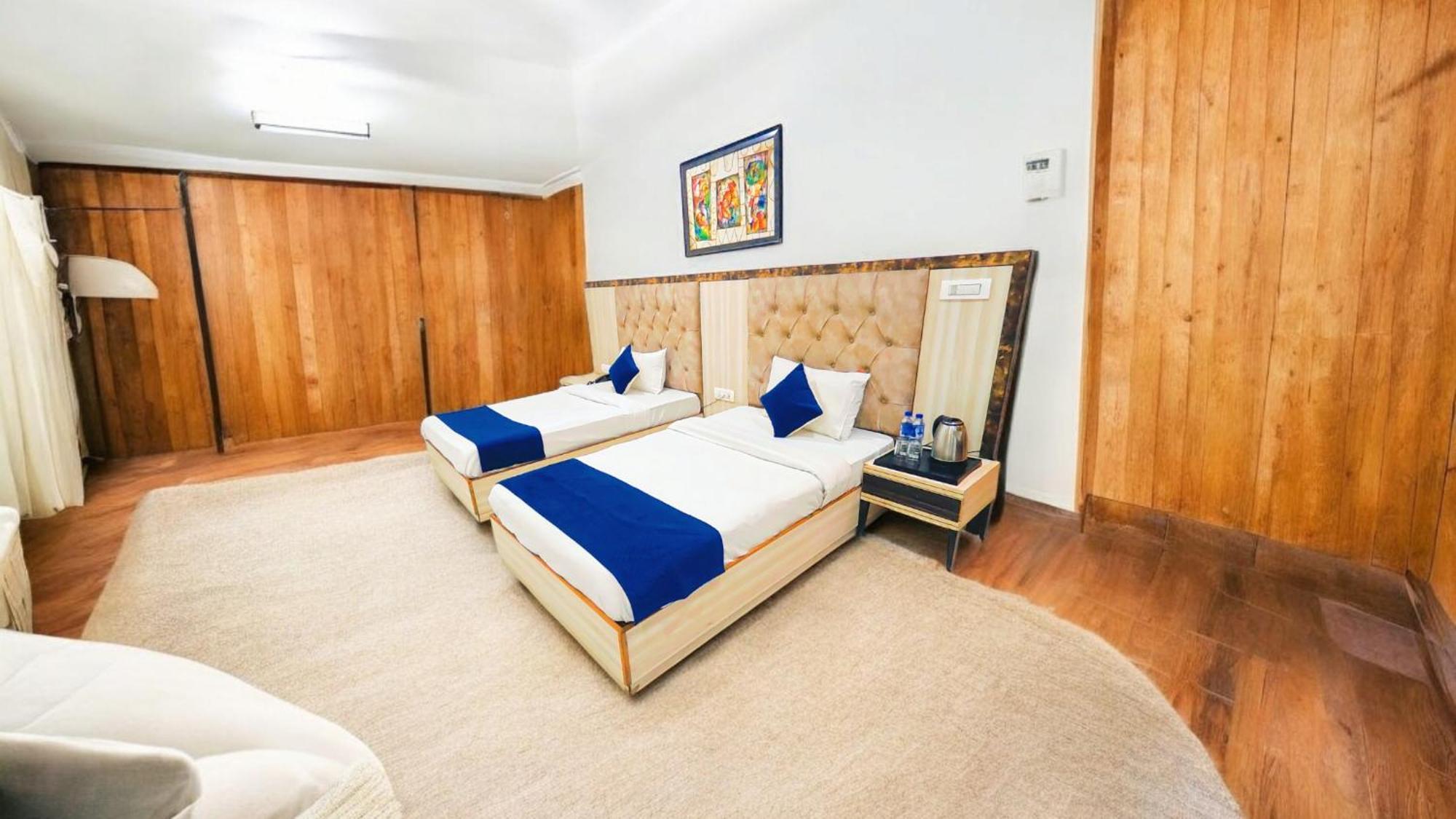 Hotel Almora Sky Near By Delhi International Airport With - Free Airport Pickup And Drop 3*