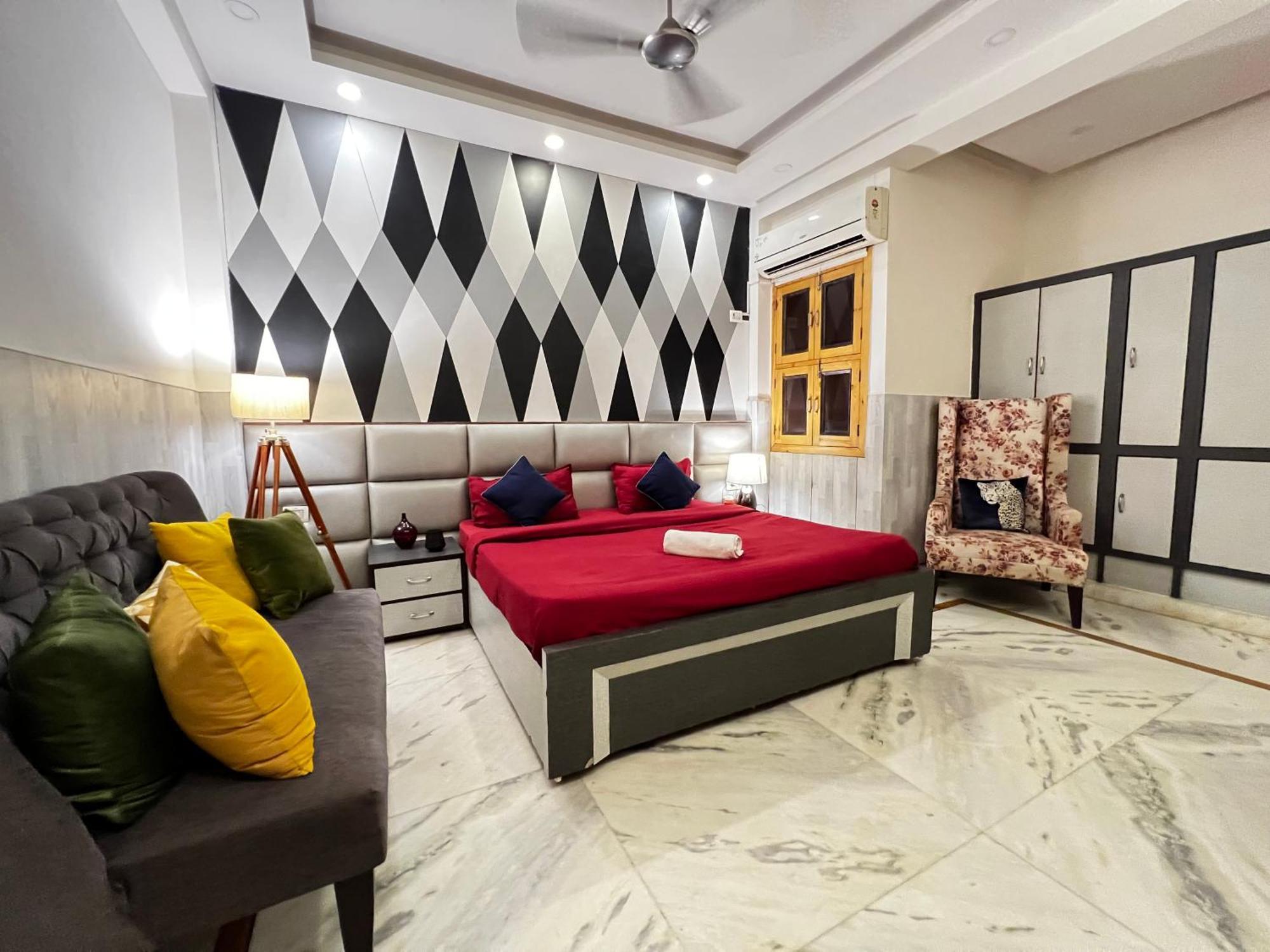 Divine Rajouri Garden 3*