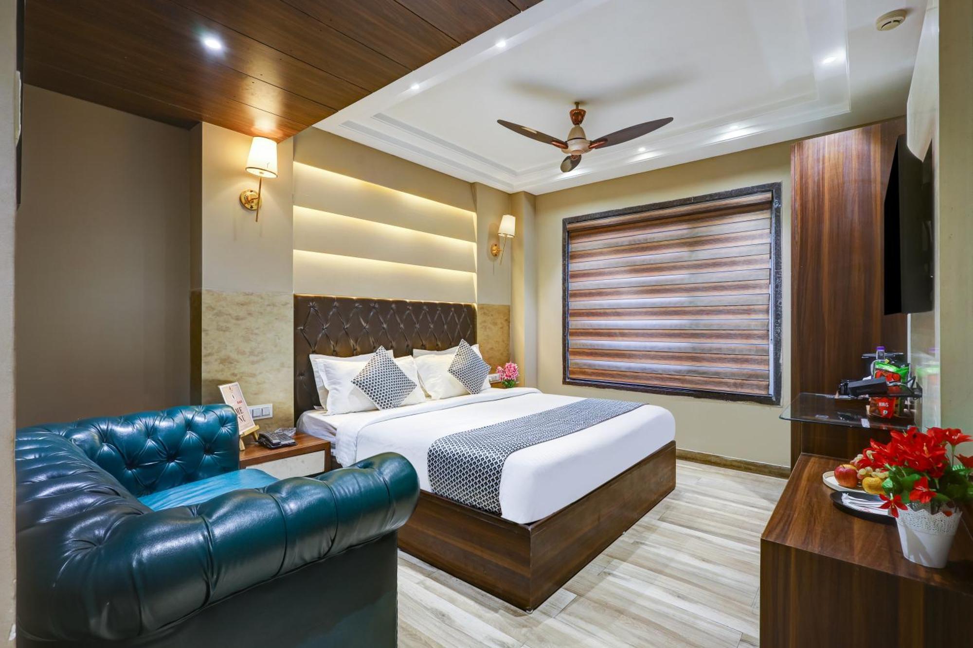 Oak Plaza - 1 Km From Connaught Place New Delhi