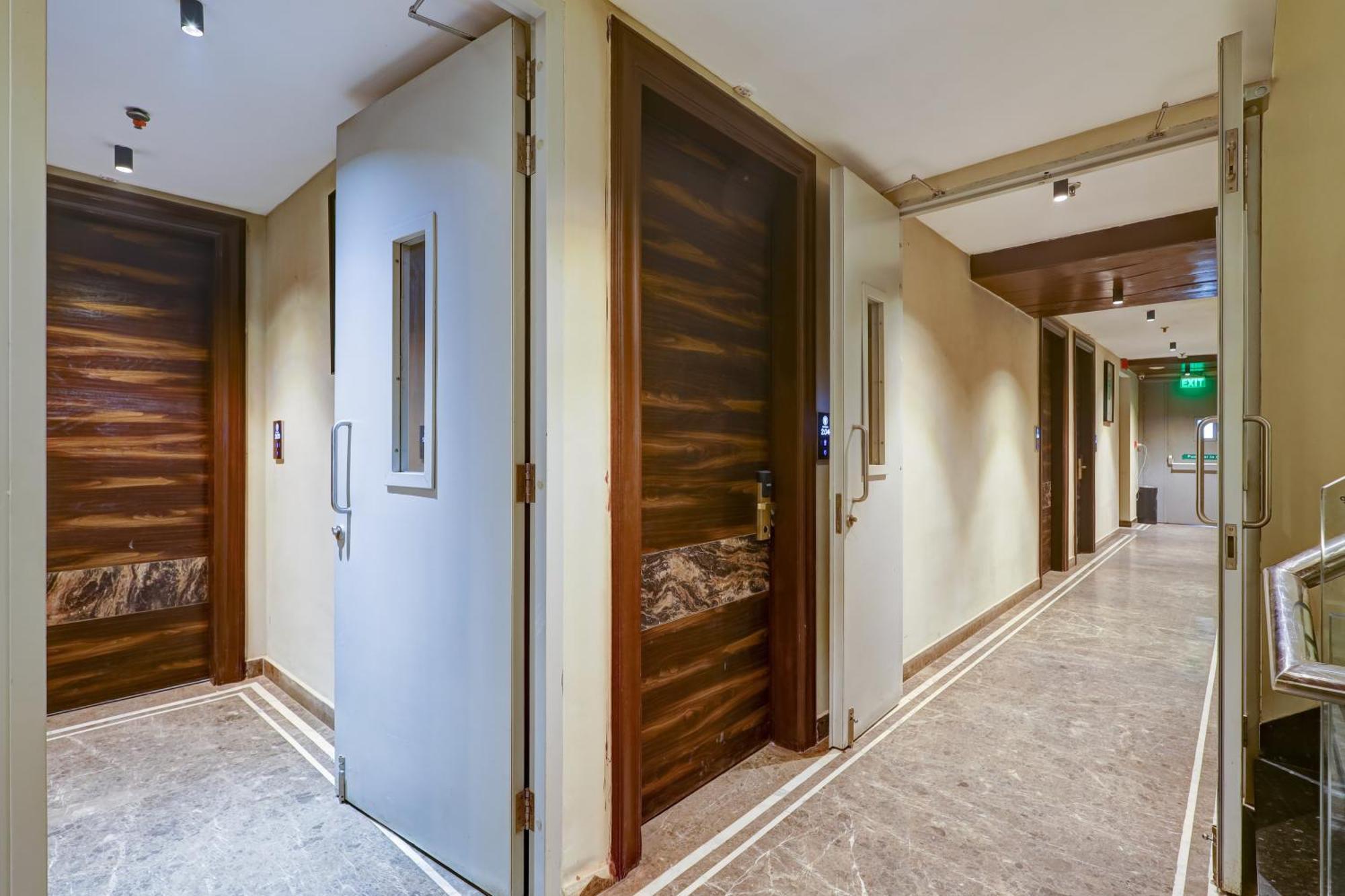 Oak Plaza - 1 Km From Connaught Place New Delhi