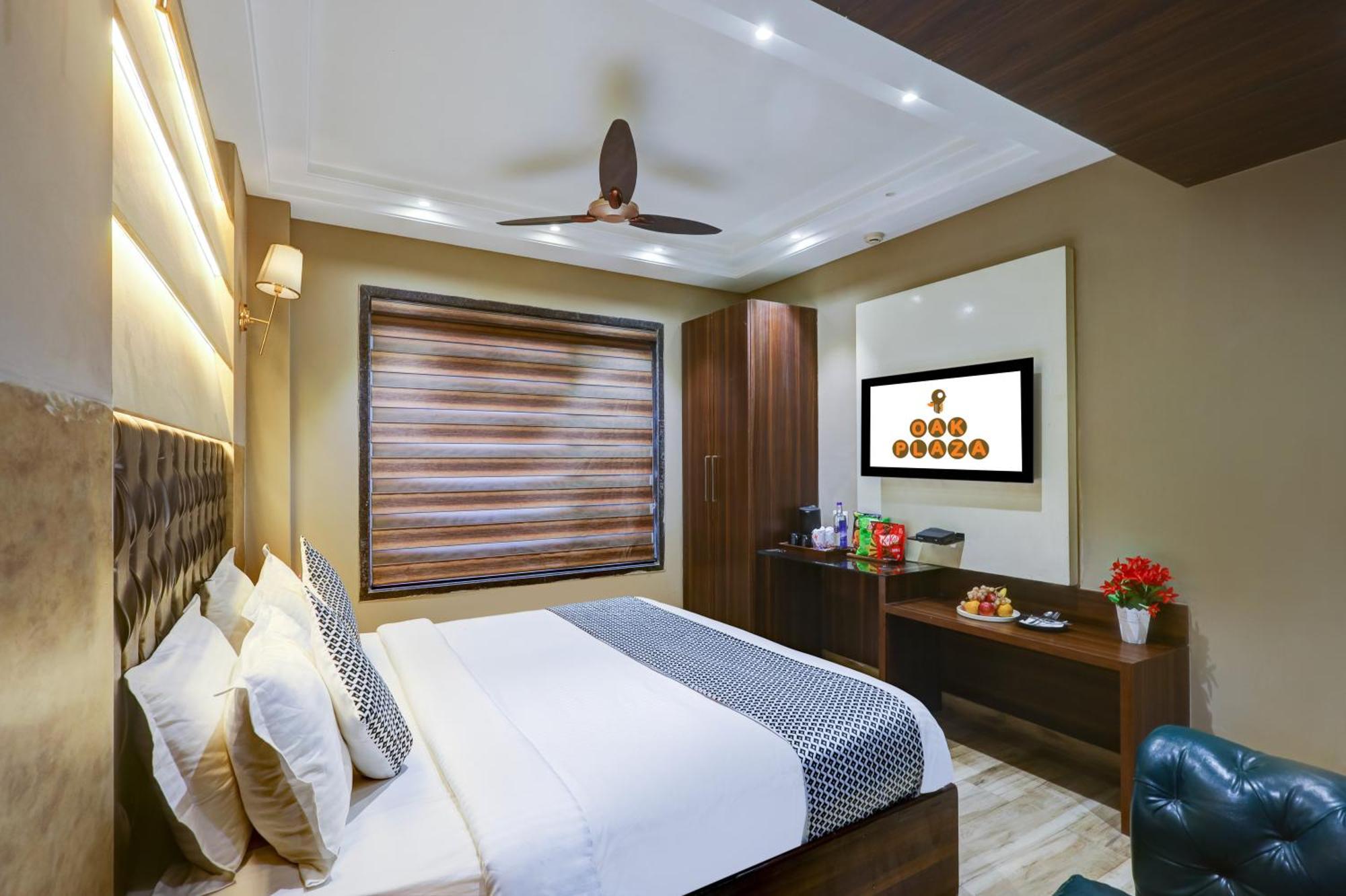 Hotel Oak Plaza - 1 Km From Connaught Place 4*