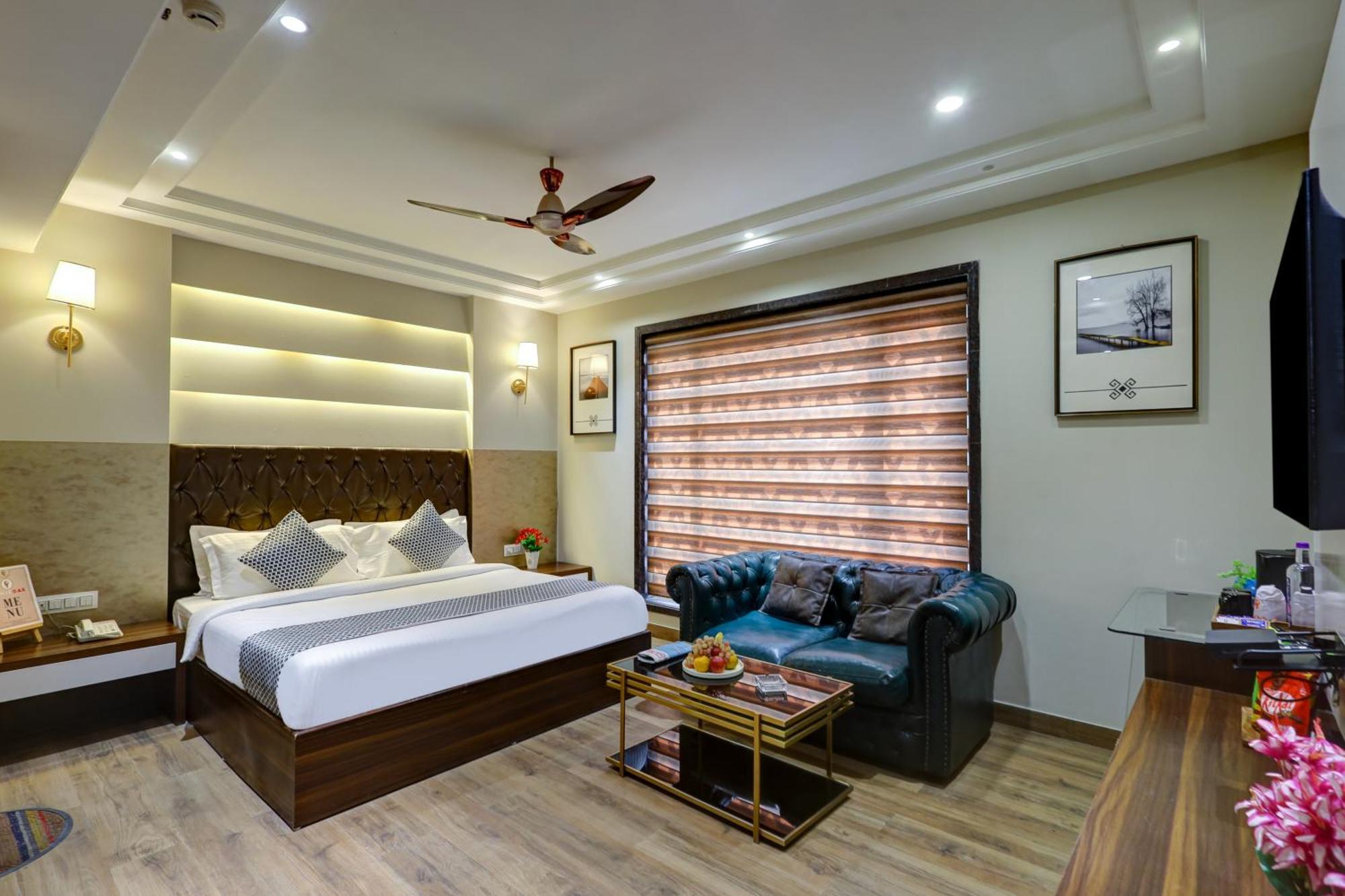 Oak Plaza - 1 Km From Connaught Place New Delhi