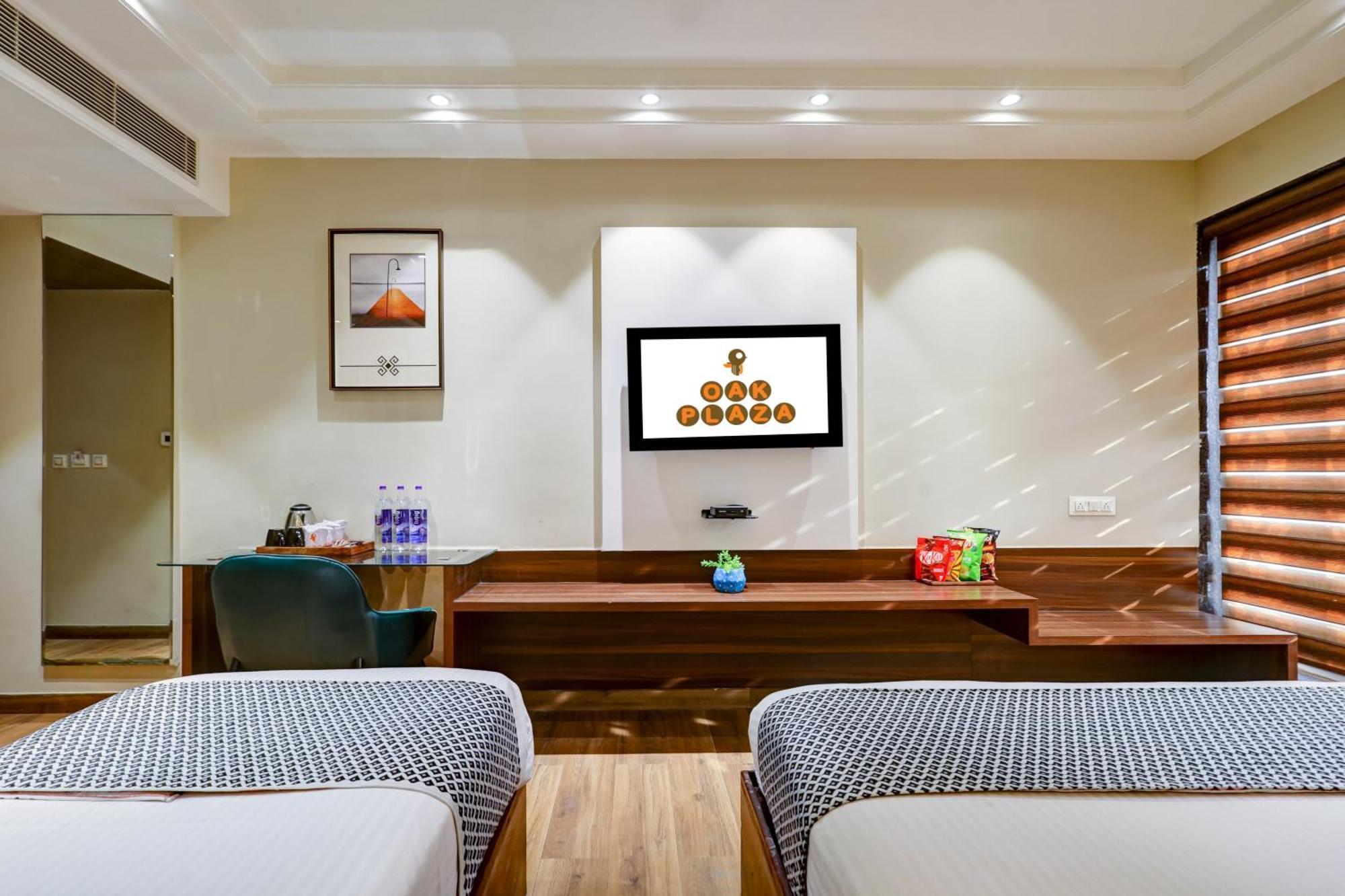 Hotel Oak Plaza - 1 Km From Connaught Place