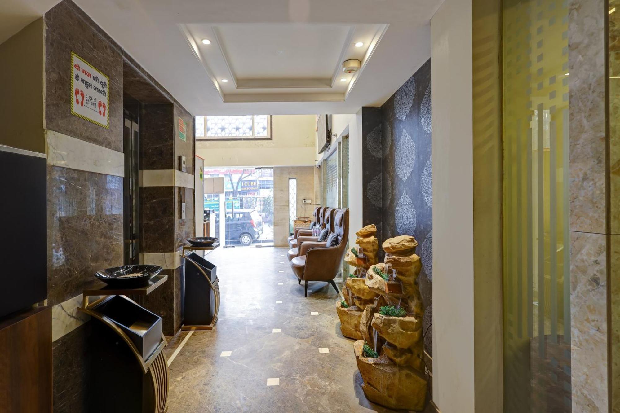 Hotel Oak Plaza - 1 Km From Connaught Place 4*