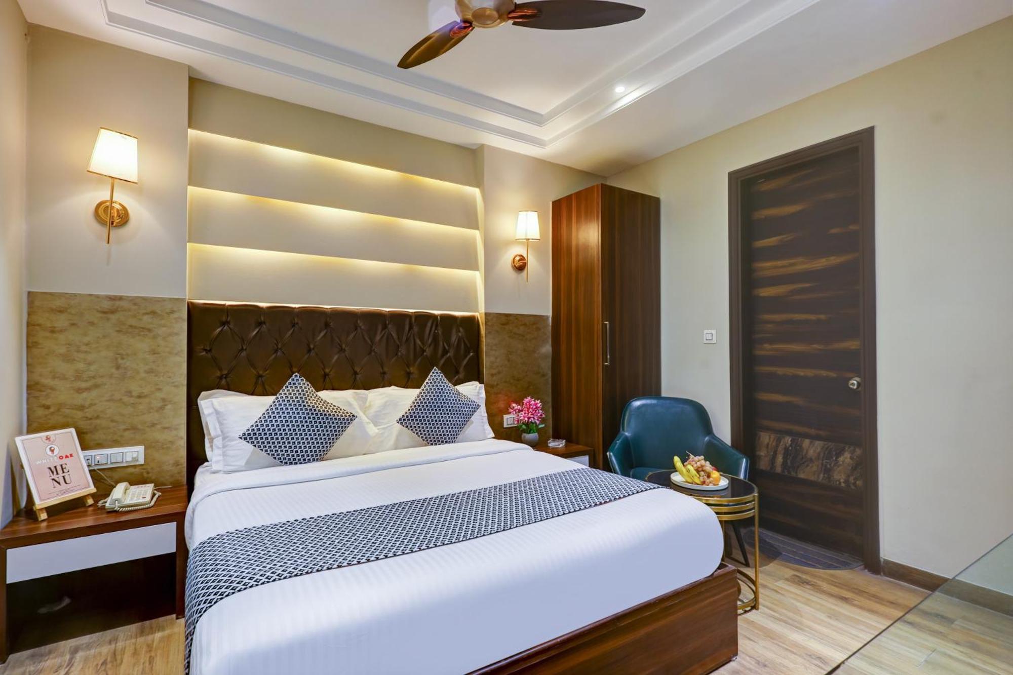 Oak Plaza - 1 Km From Connaught Place New Delhi