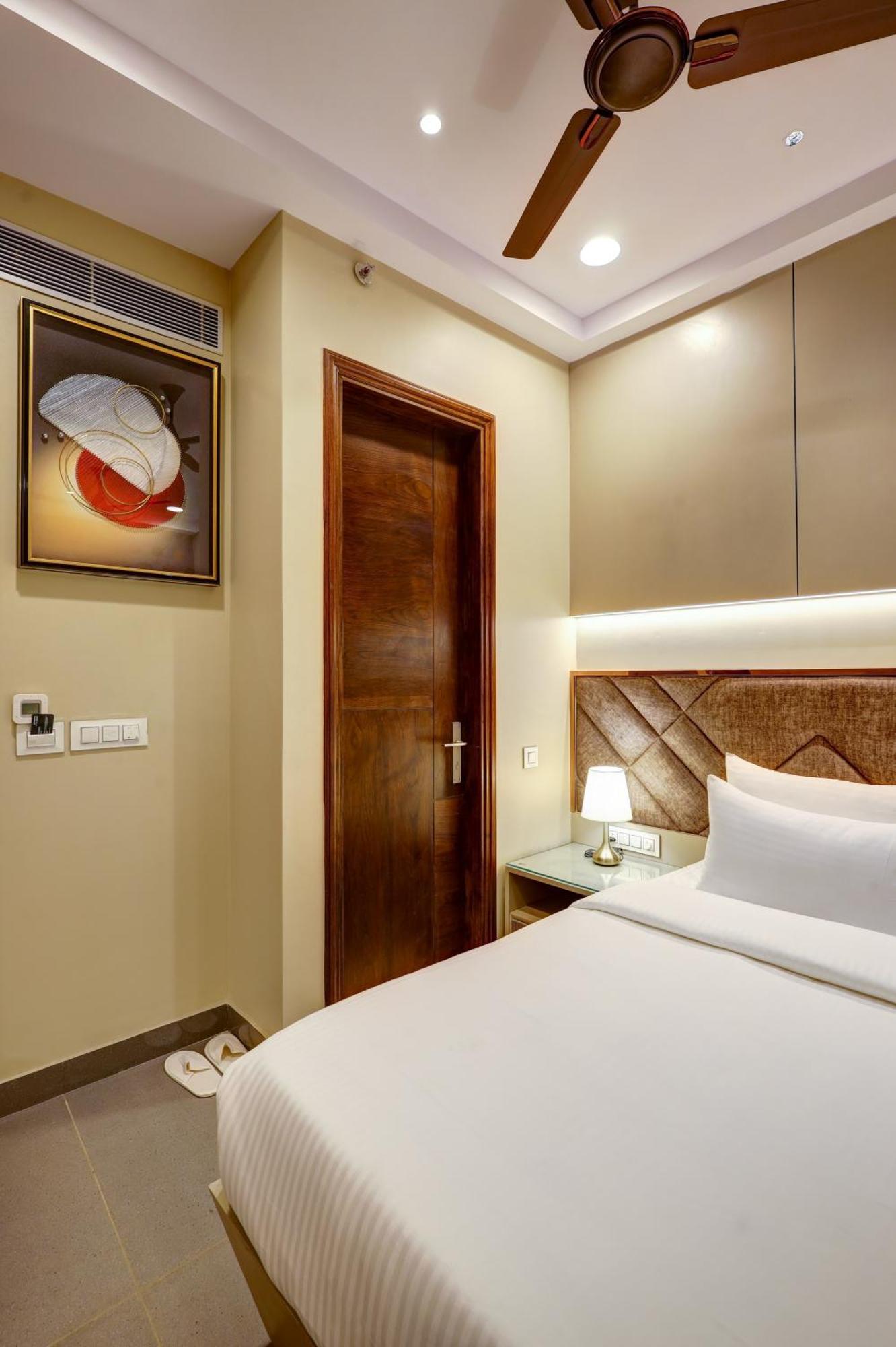 The Viking - Luxury Living Steps Away From New Delhi & Connaught Place Hotel