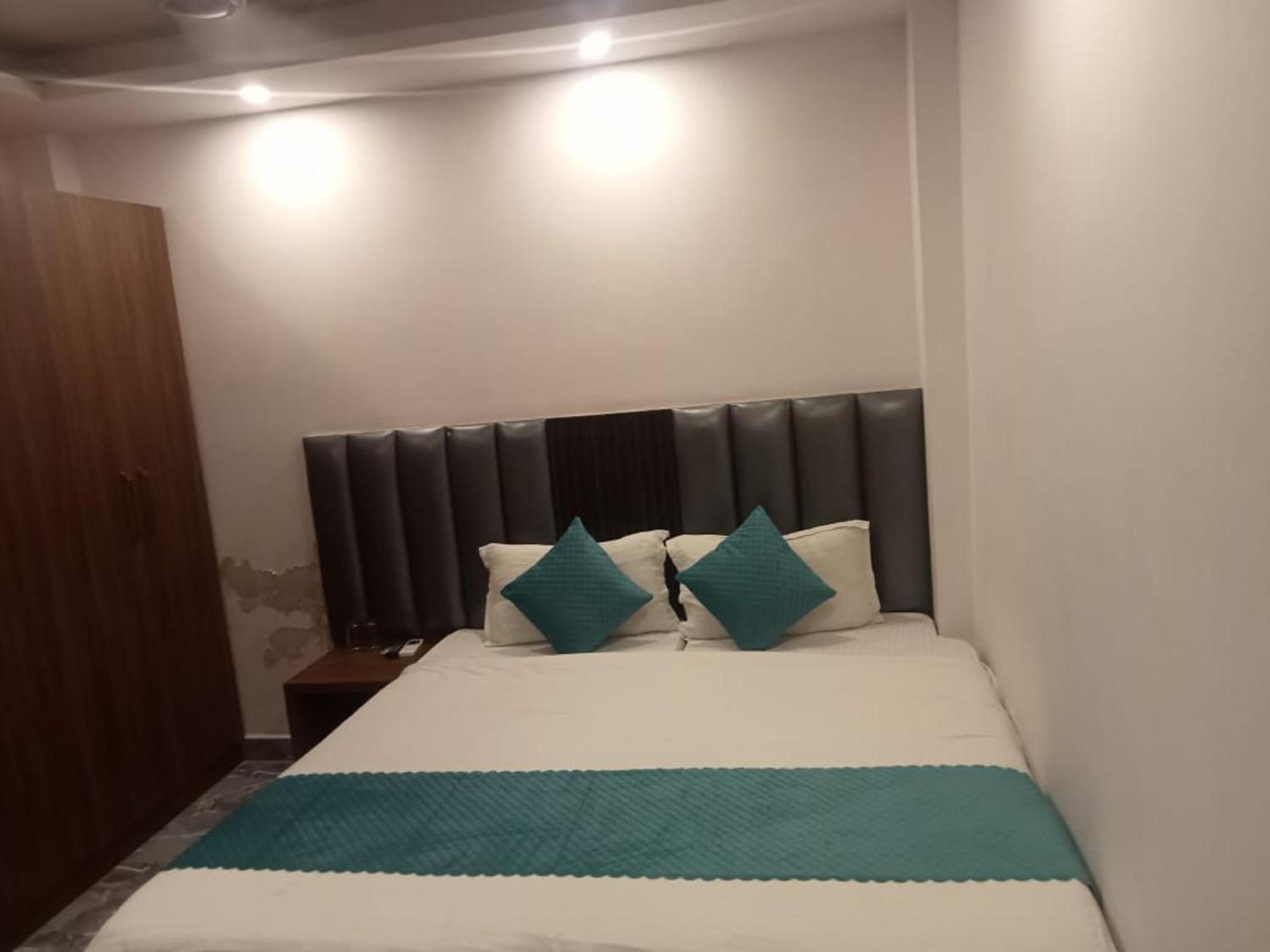 Del Fox Shanti Residency - Just A Minute Away From Railway Station And Connaught Place & 5 Mins From Vfs New Delhi