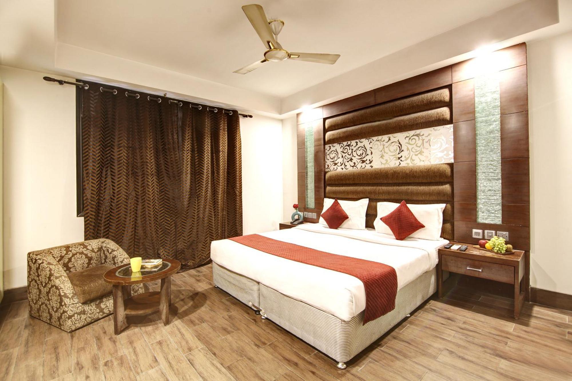 Hotel Good Times Near Ganga Ram Hospital And Karol Bagh Metro 3*