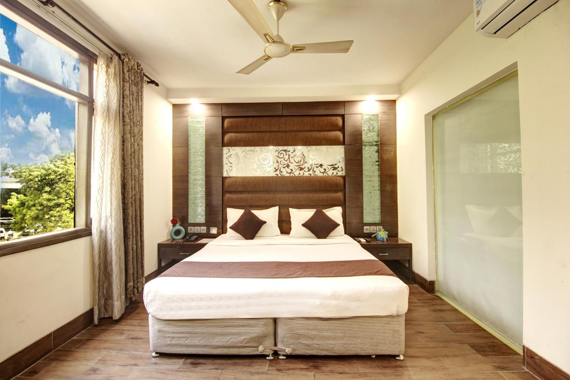 Hotel Good Times Near Ganga Ram Hospital And Karol Bagh Metro 3*