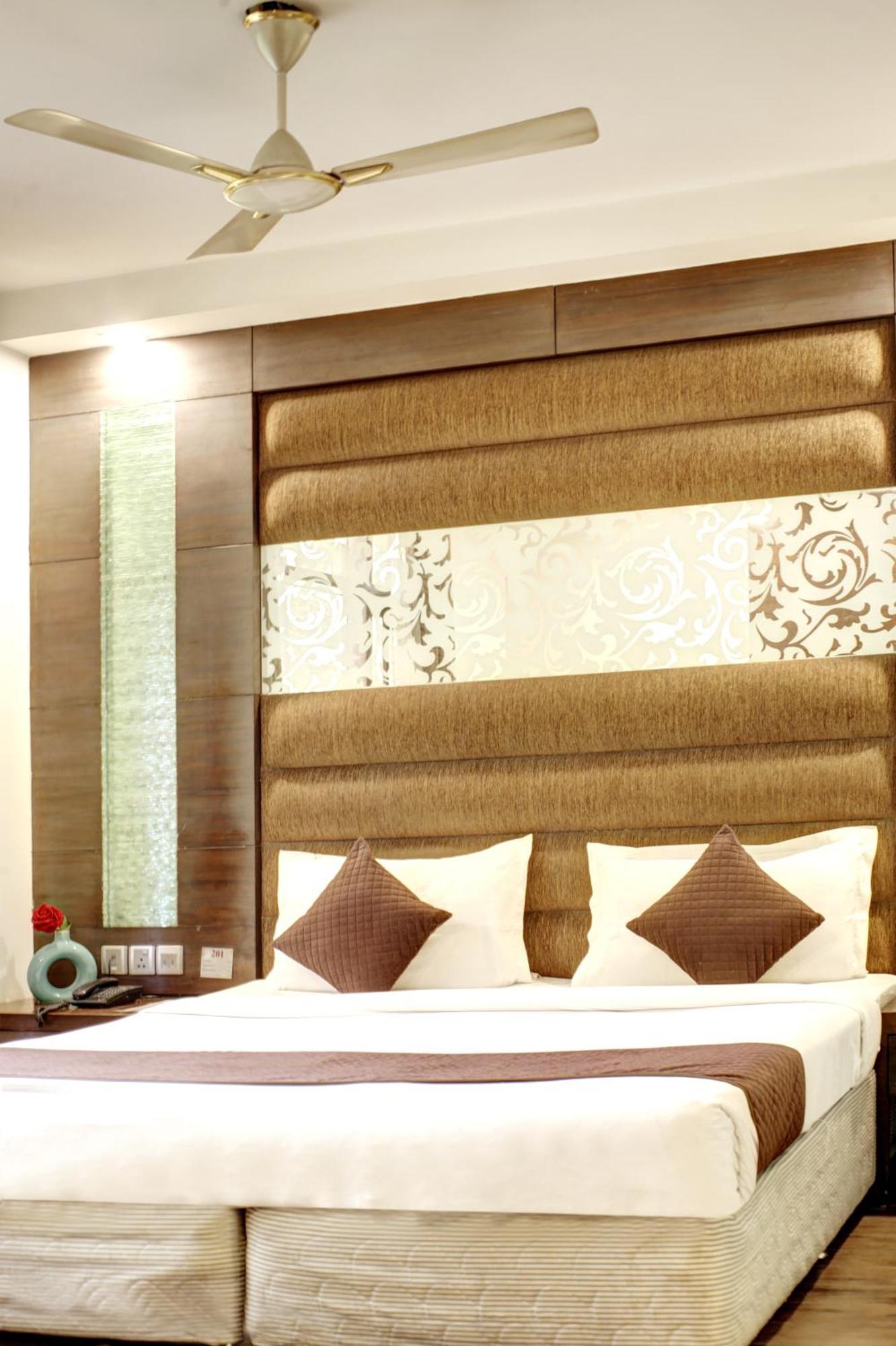 Hotel Good Times Near Ganga Ram Hospital And Karol Bagh Metro 3*
