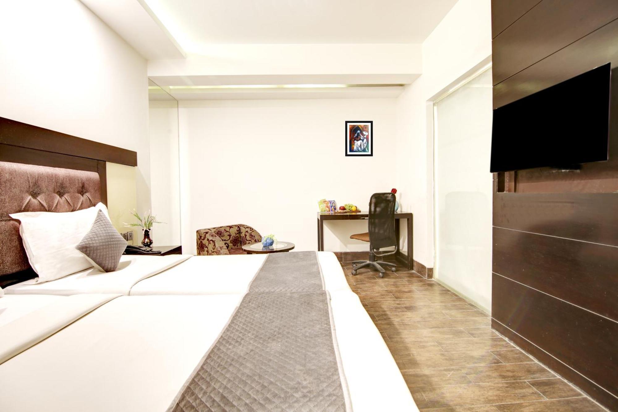 Hotel Hotel Good Times Near Ganga Ram Hospital And Karol Bagh Metro 3*
