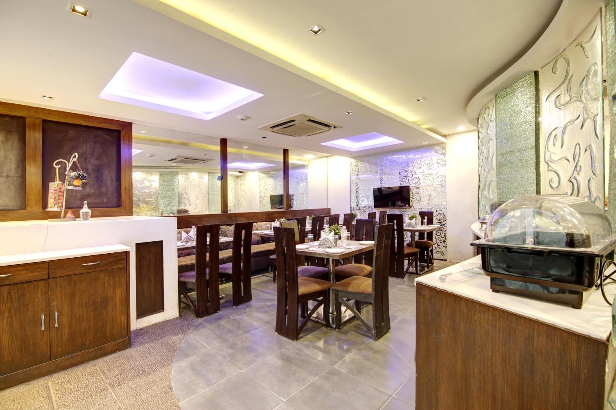 Hotel Good Times Near Ganga Ram Hospital And Karol Bagh Metro 3*