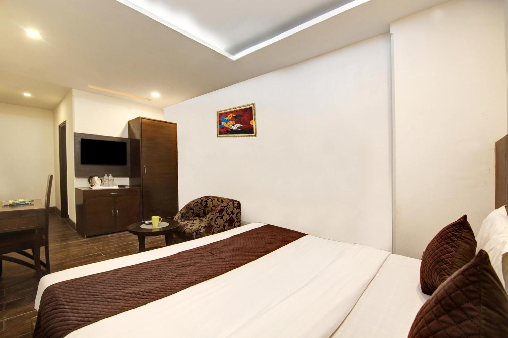 Hotel Good Times Near Ganga Ram Hospital And Karol Bagh Metro Hotel 3*
