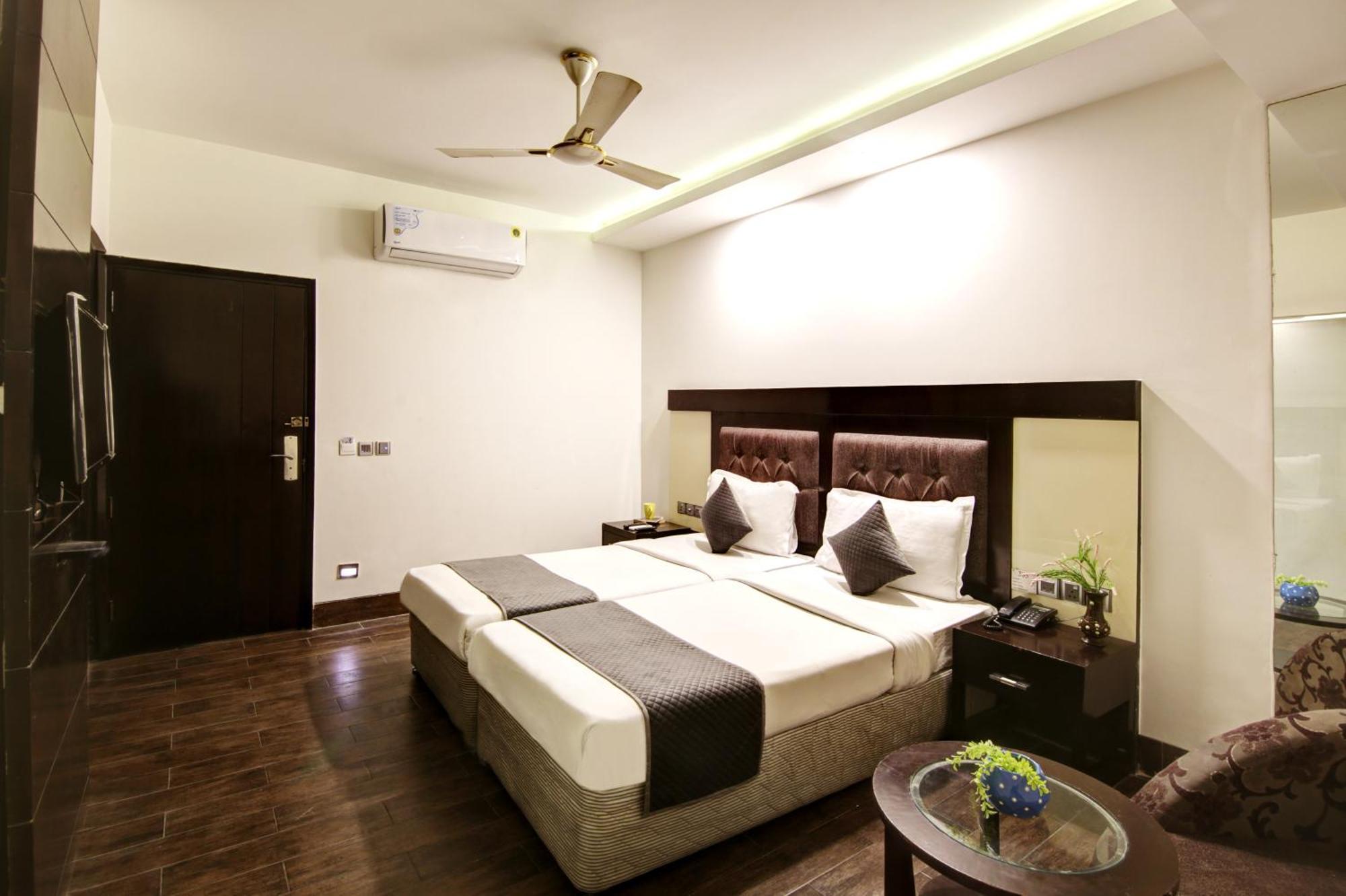 Hotel Hotel Good Times Near Ganga Ram Hospital And Karol Bagh Metro 3*