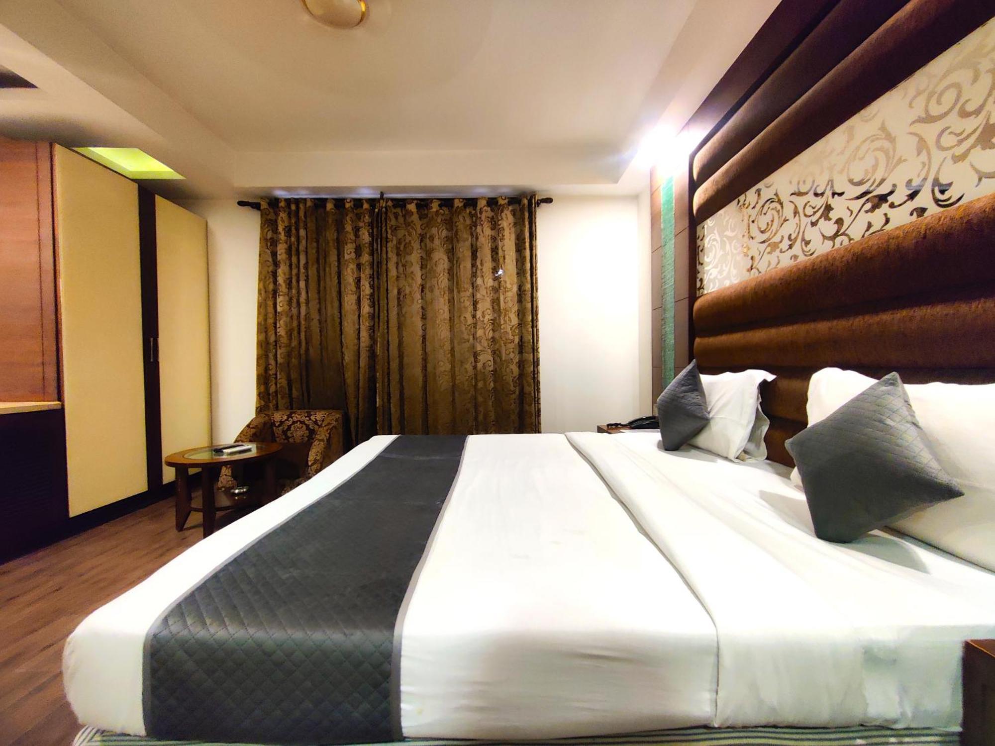 Hotel Good Times Near Ganga Ram Hospital And Karol Bagh Metro 3*