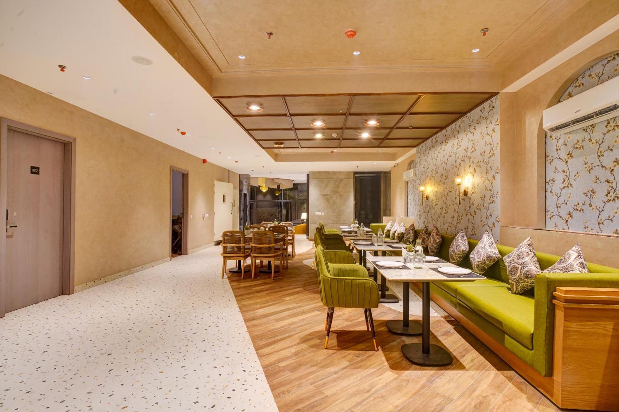 Iva Premium Delhi Airport 4*