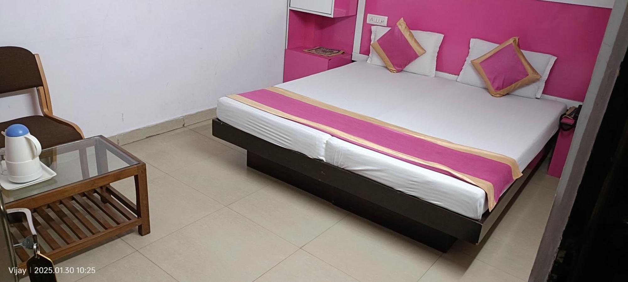 Hotel Su Shree Continental 5 Minutes Walk From Railway Station 3*