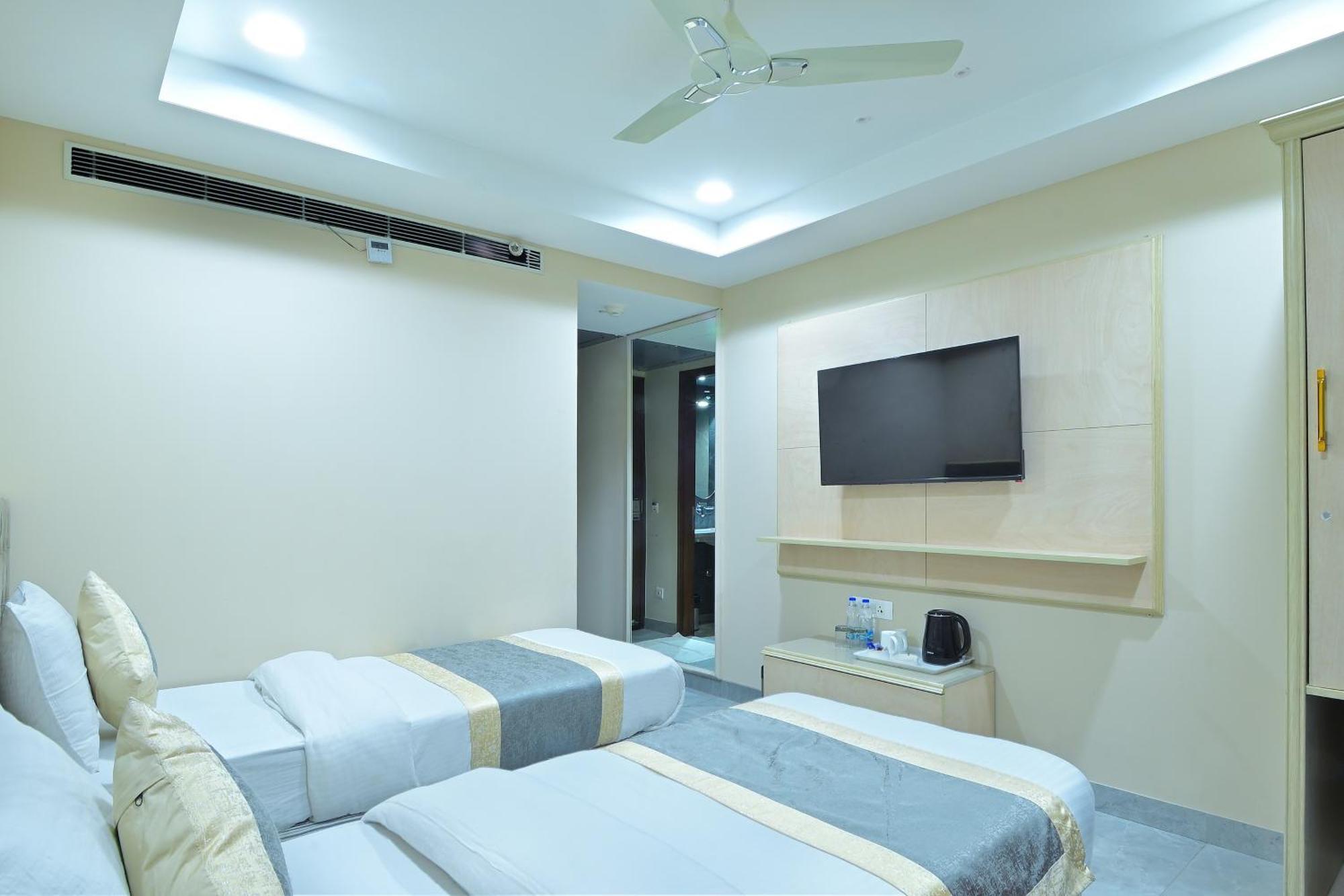 Sapphire House - 3 Mins Walk From Metro And 5 Mins From Rail Station Hotel