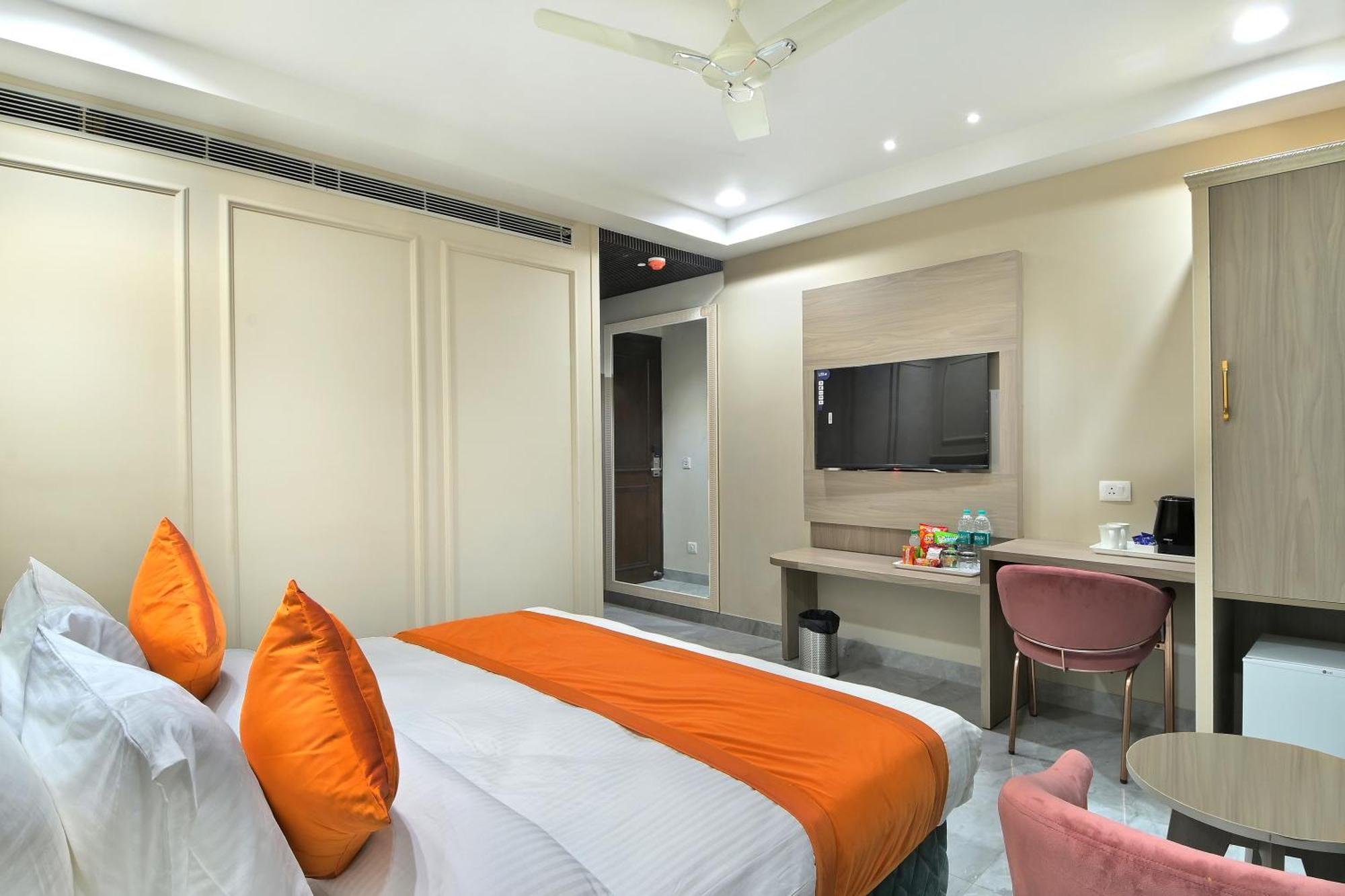 Hotel Sapphire House - 3 Mins Walk From Metro And 5 Mins From Rail Station 4*