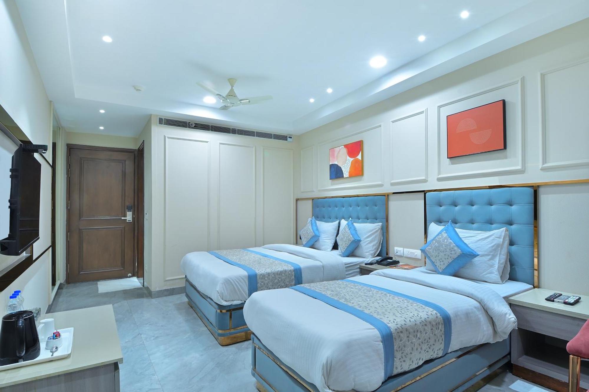 Sapphire House - 3 Mins Walk From Metro And 5 Mins From Rail Station