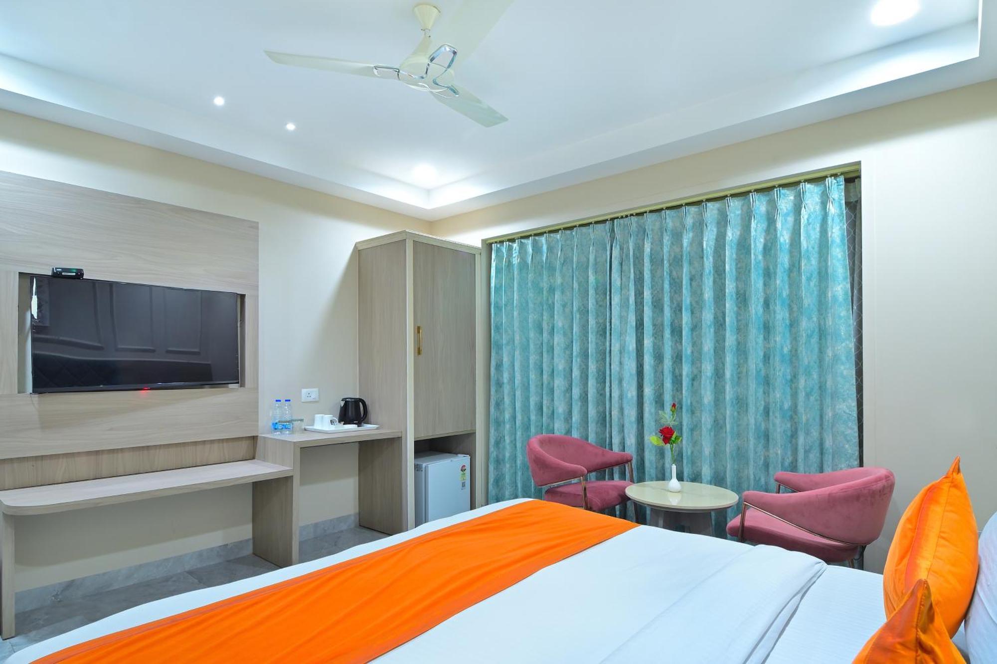 Hotel Sapphire House - 3 Mins Walk From Metro And 5 Mins From Rail Station