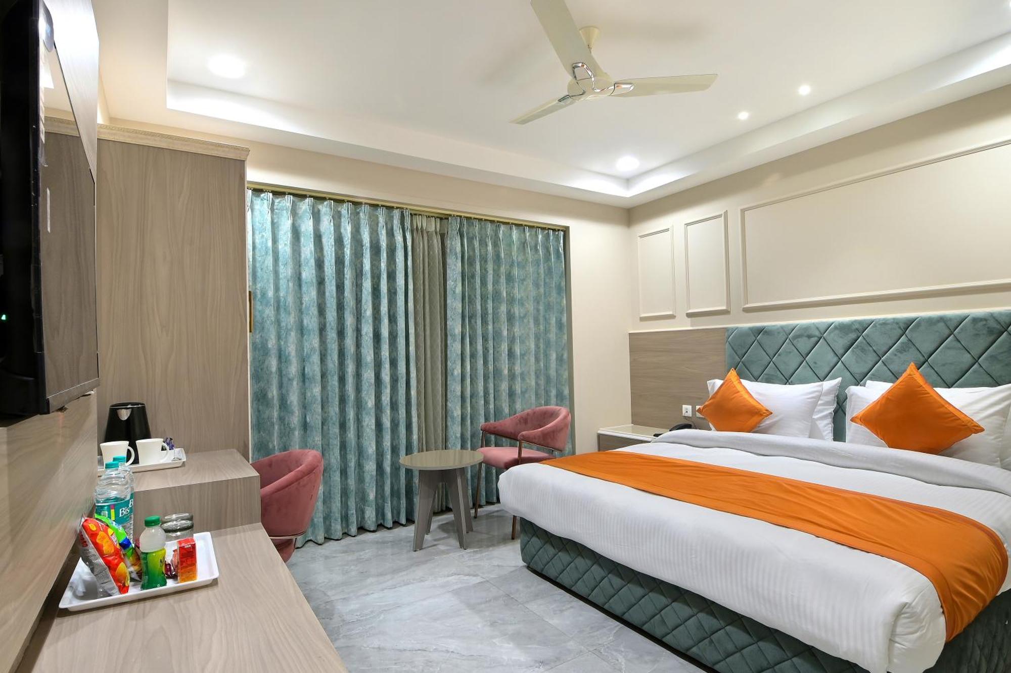 Sapphire House - 3 Mins Walk From Metro And 5 Mins From Rail Station Hotel 4*