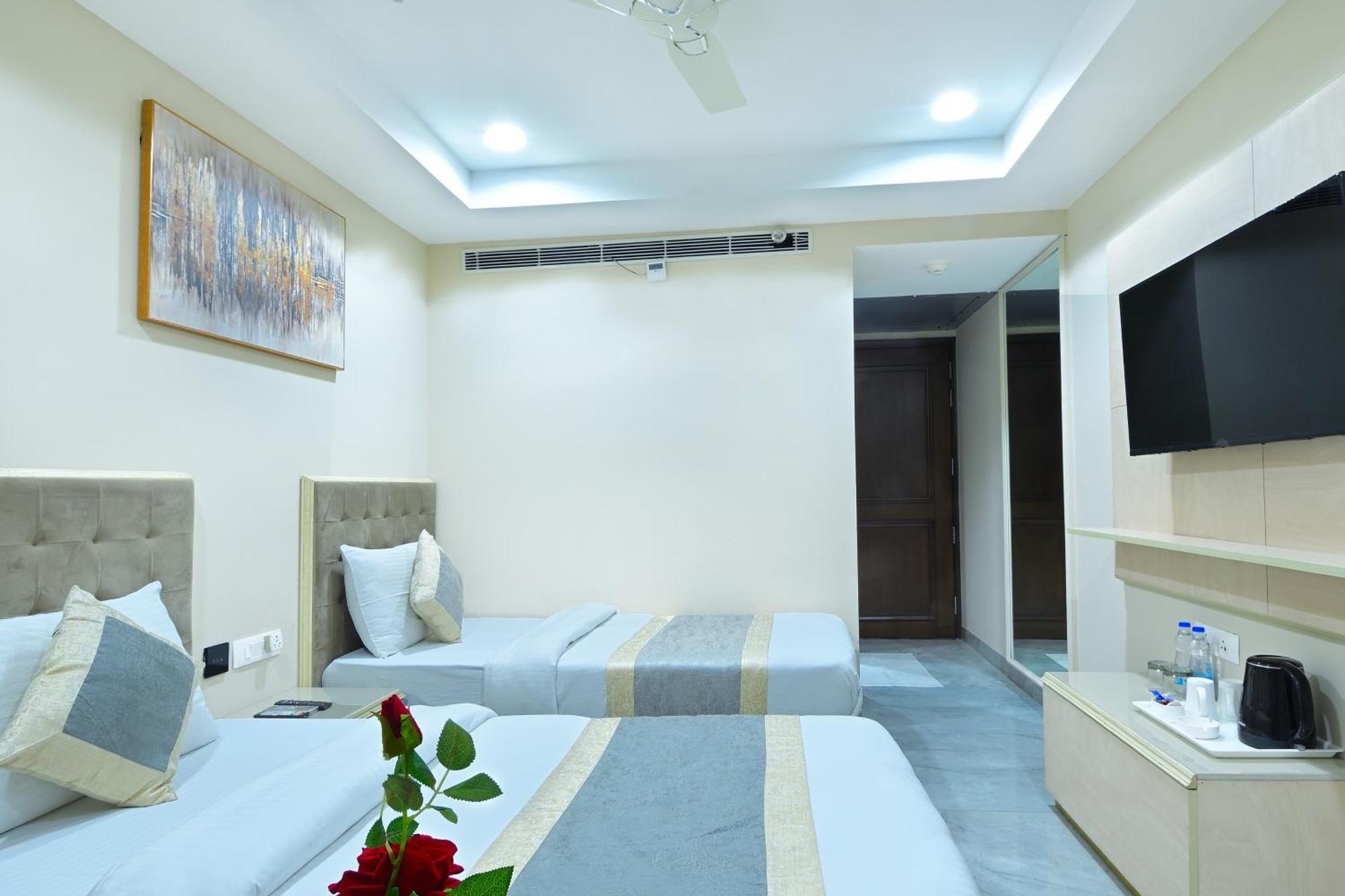 Hotel Sapphire House - 3 Mins Walk From Metro And 5 Mins From Rail Station