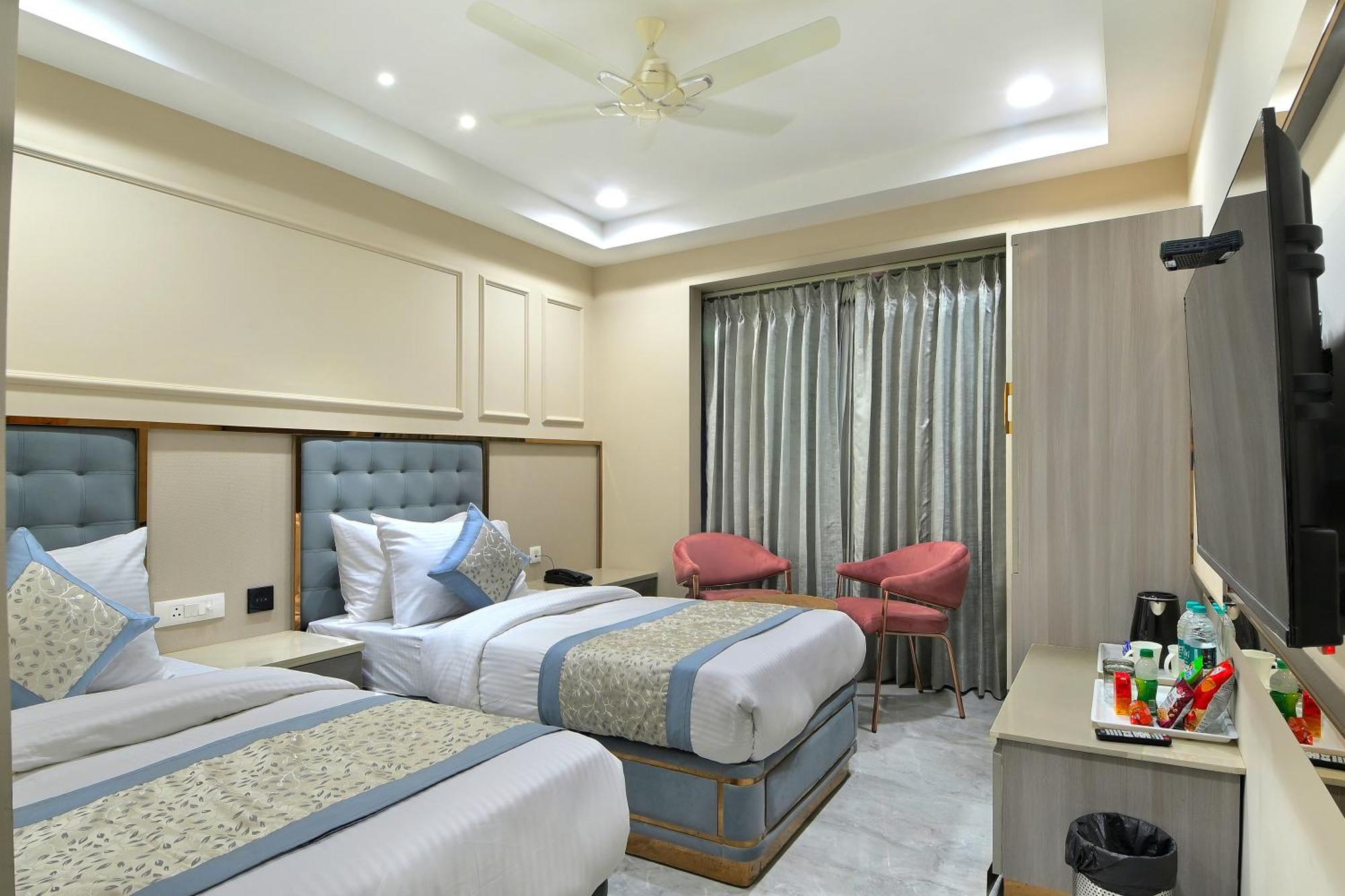 Hotel Sapphire House - 3 Mins Walk From Metro And 5 Mins From Rail Station 4*