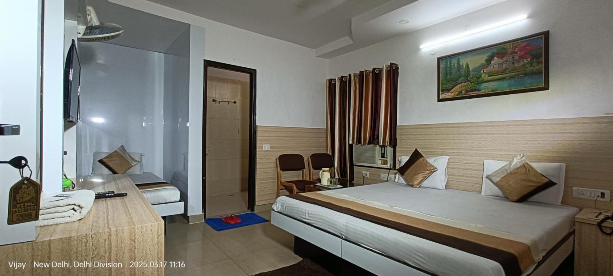 Hotel Su Shree Continental 5 Minutes Walk From Railway Station 3*