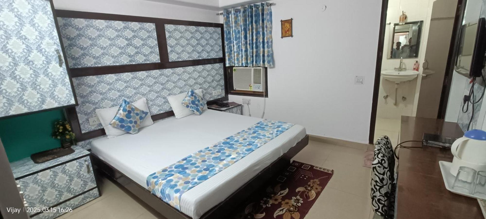 Hotel Su Shree Continental 5 Minutes Walk From Railway Station 3*