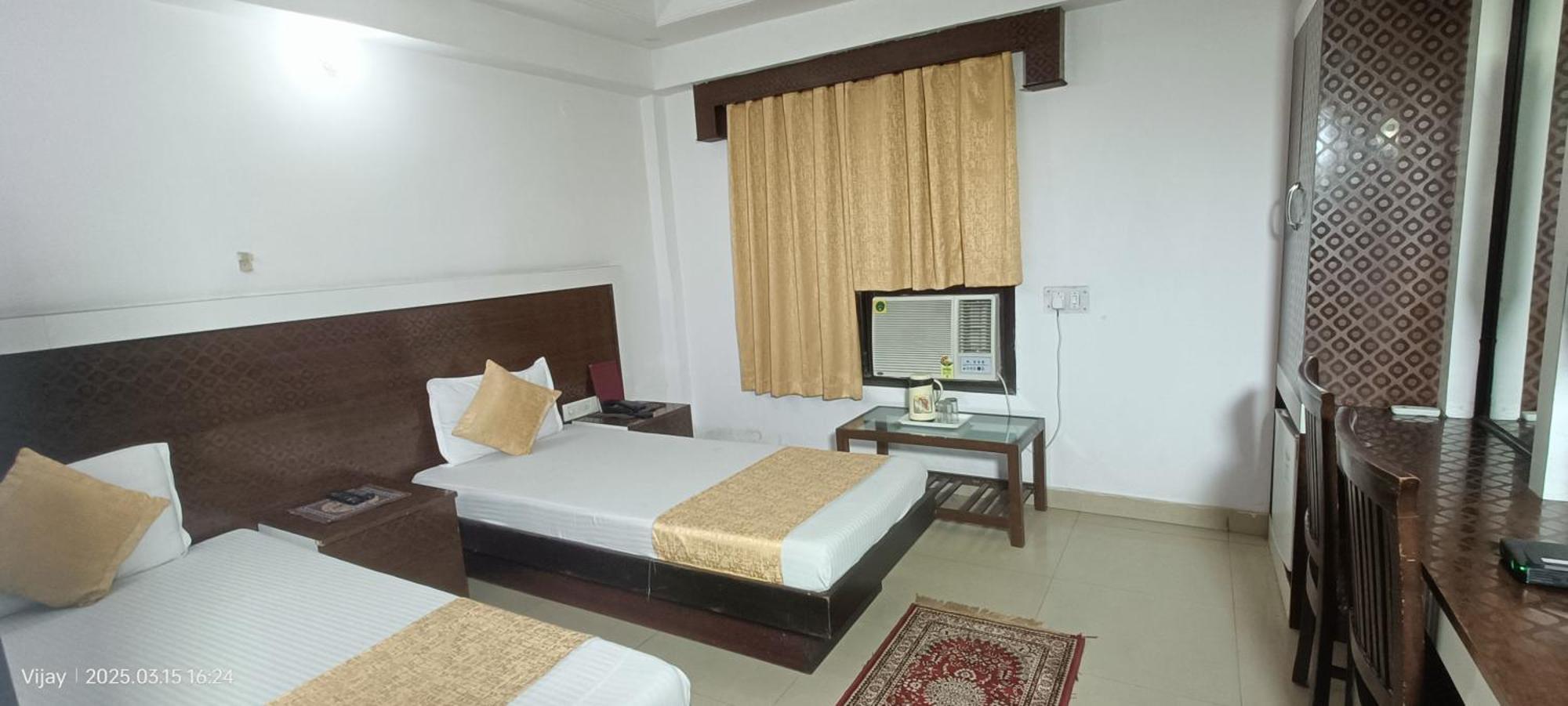 Hotel Su Shree Continental 5 Minutes Walk From Railway Station 3*