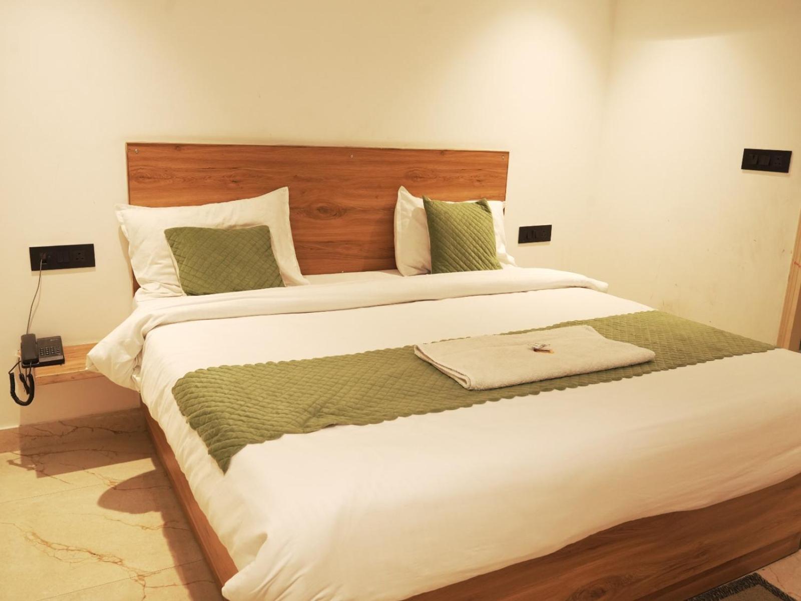 Star Delhi -free Airport Pickup Hotel 4*