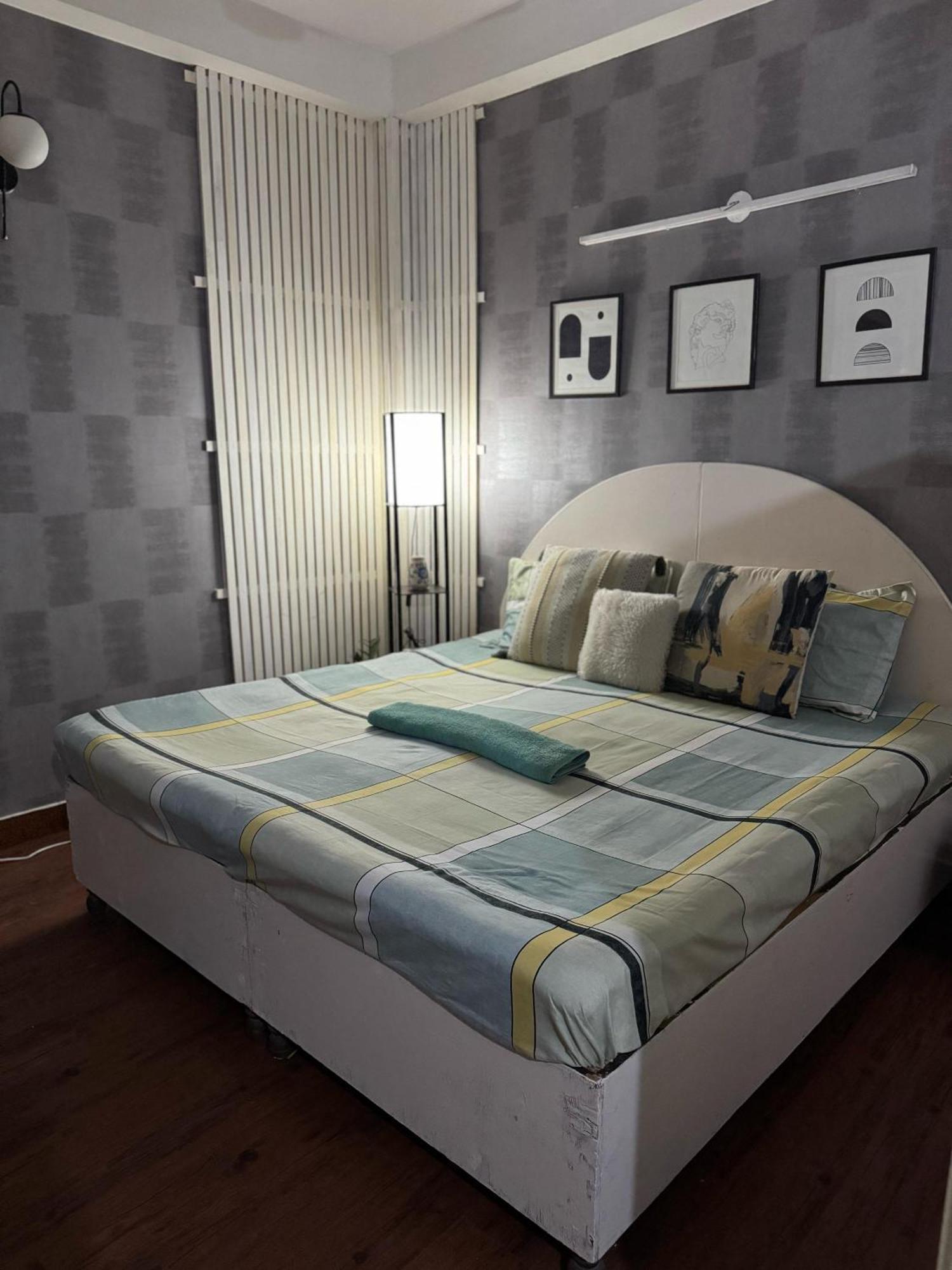 The Budget Room- With Washroom & Kitchenette Guest house New Delhi