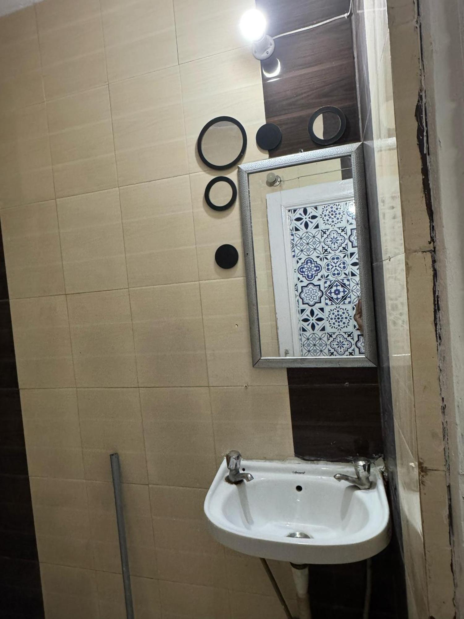 Guest house The Budget Room- With Washroom & Kitchenette *
