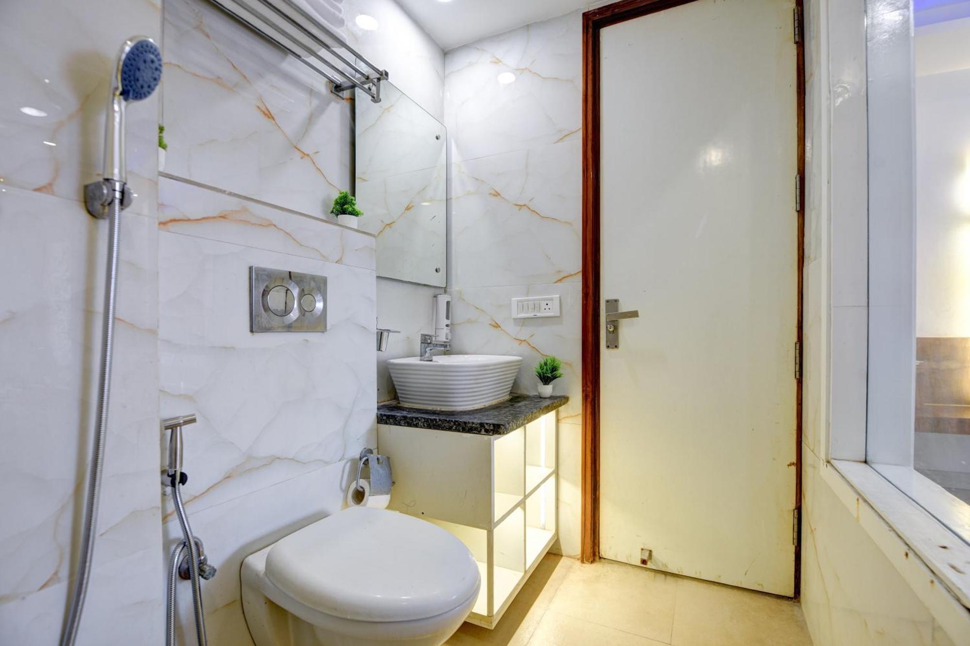 Hotel The York Legacy - 2 Minutes Walk From Railway Station