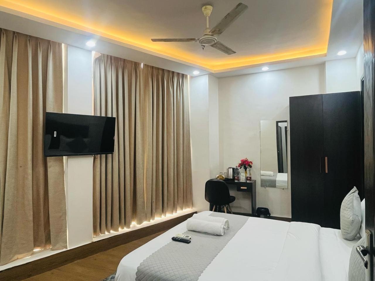 Mannat Near Naraina Vihar Metro Station 4*