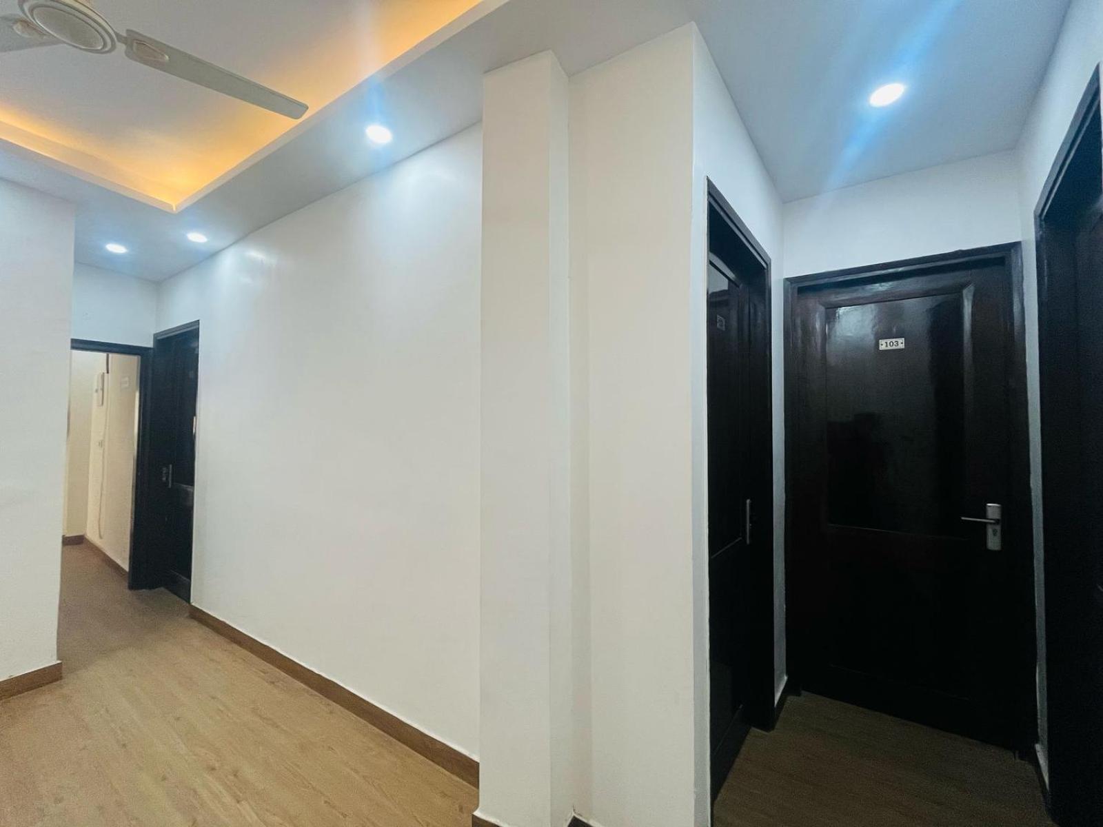 Hotel Mannat Near Naraina Vihar Metro Station 4*
