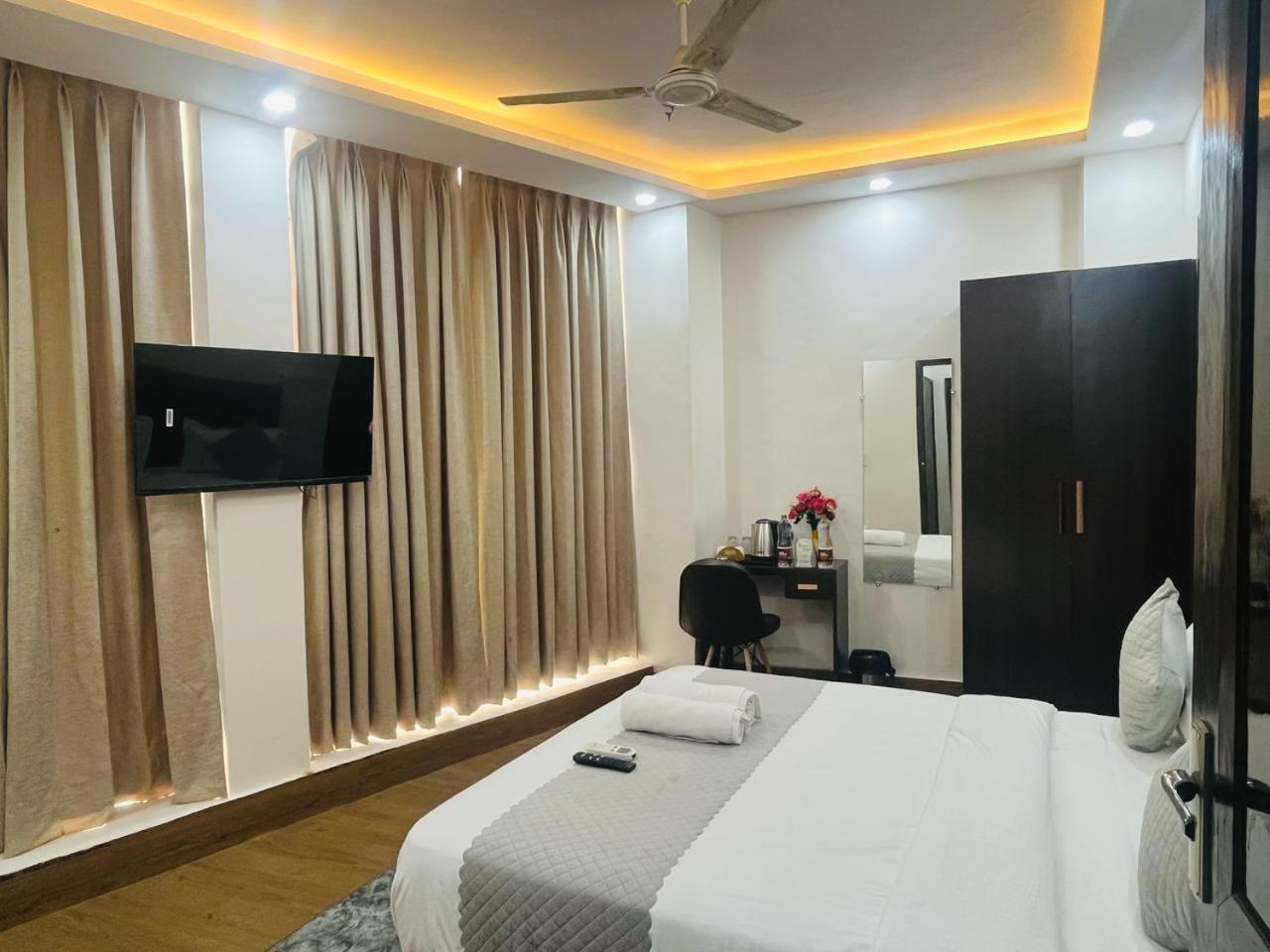 Mannat Near Naraina Vihar Metro Station 4*