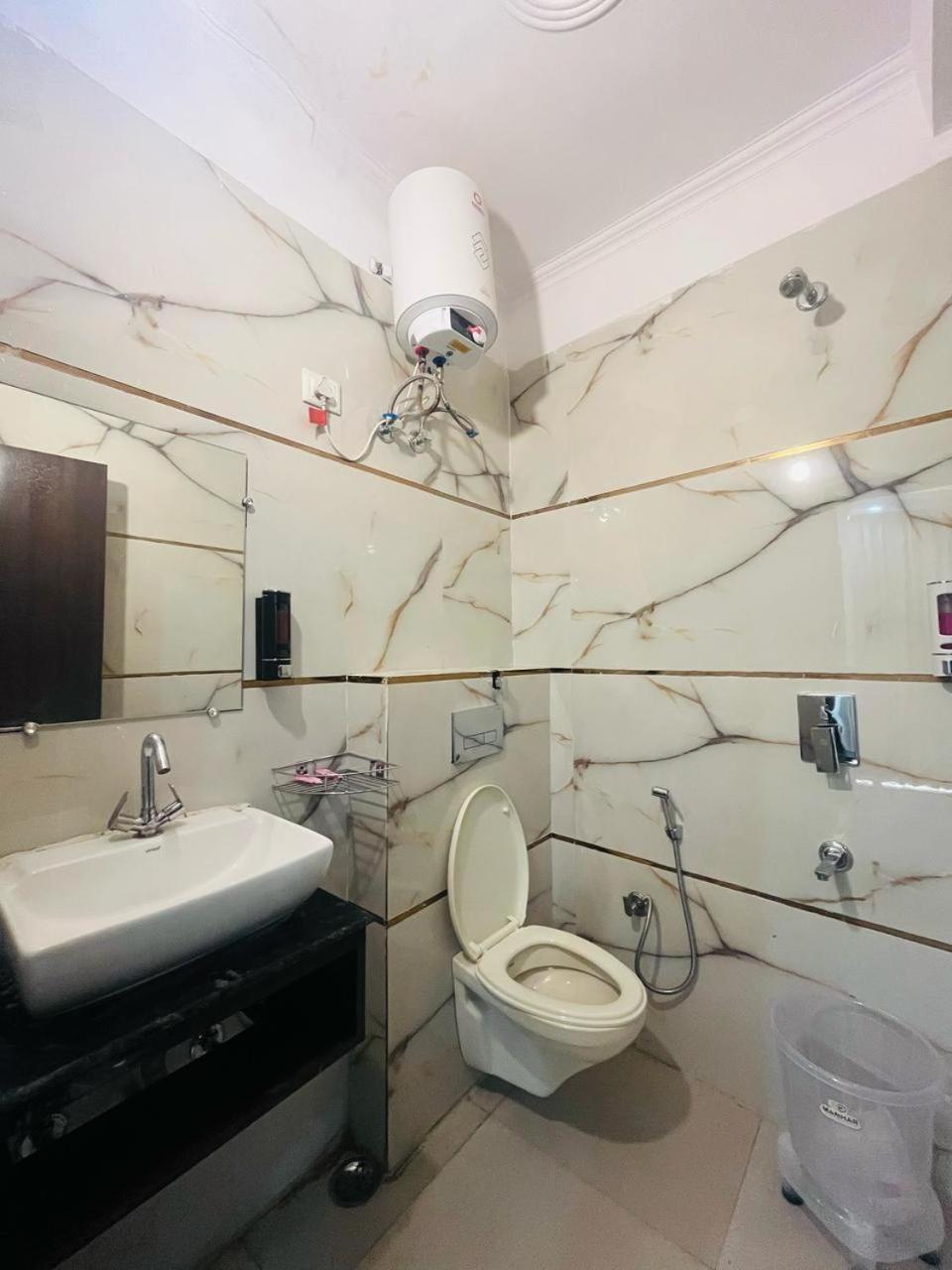 Mannat Near Naraina Vihar Metro Station Hotel New Delhi