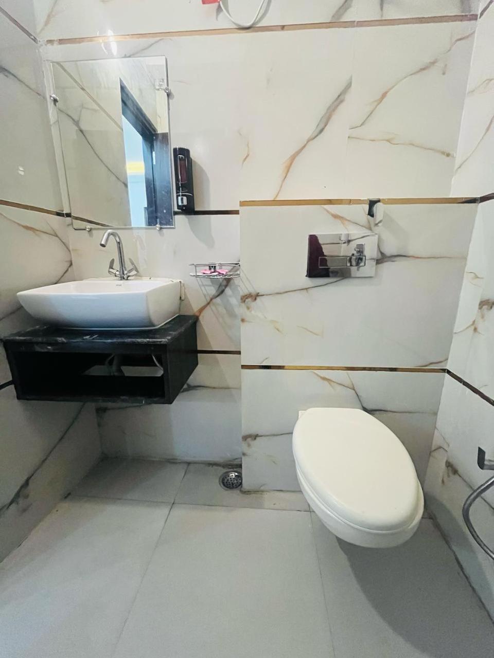 Mannat Near Naraina Vihar Metro Station 4* New Delhi