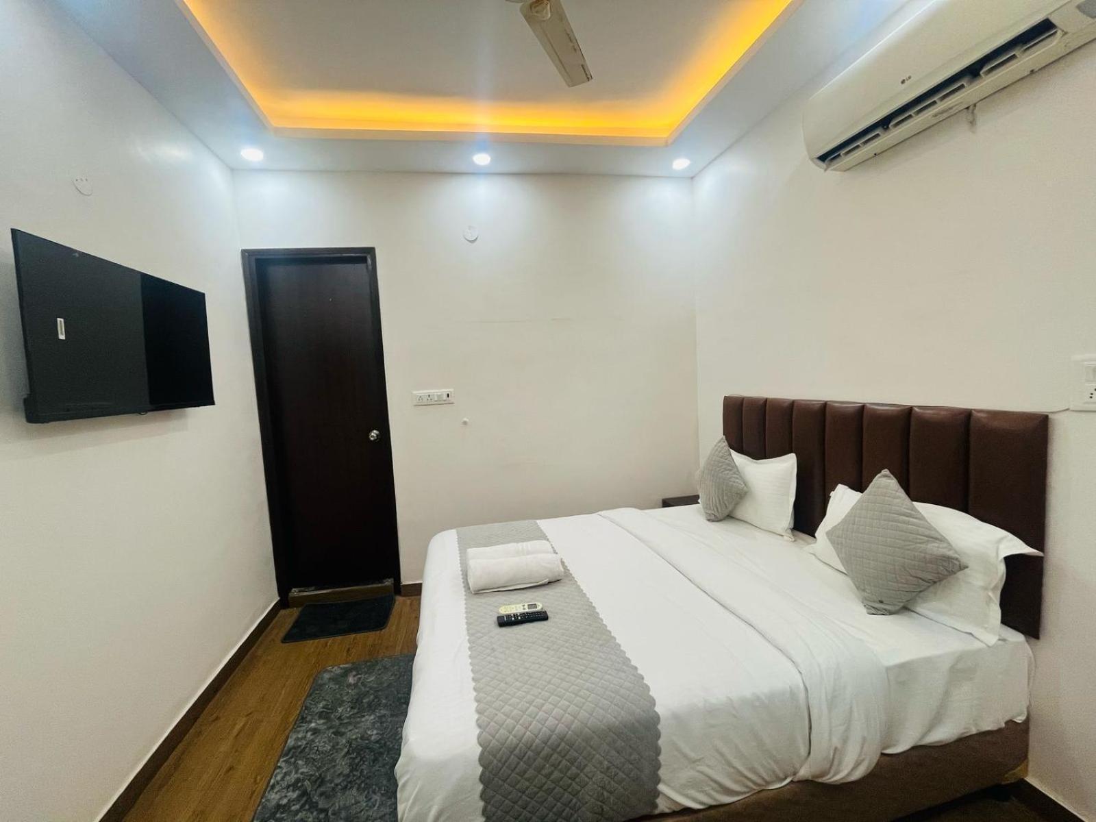 Hotel Mannat Near Naraina Vihar Metro Station 4*