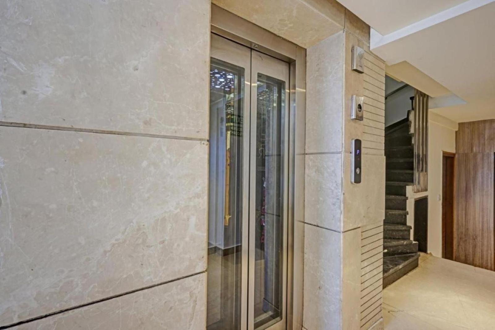 Le - Cashew By 2 Minute Walking Railway Station - Metro Station Main Road Building * New Delhi