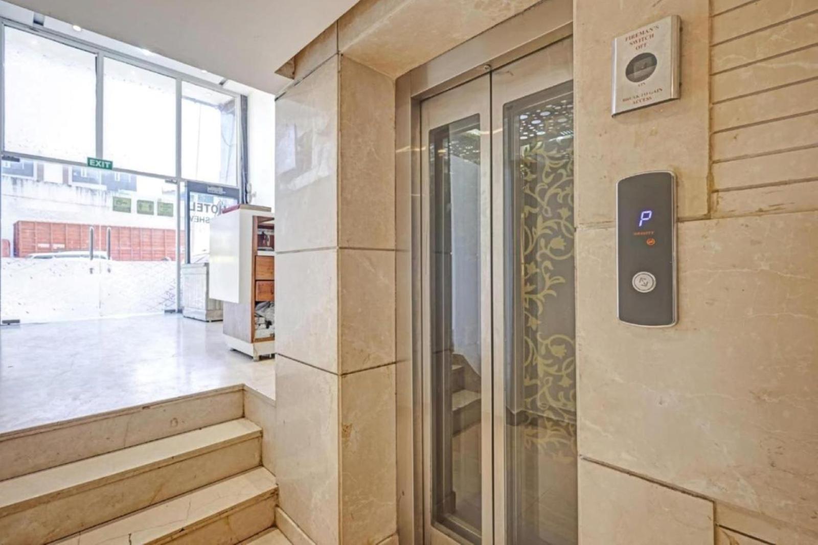 Le - Cashew By 2 Minute Walking Railway Station - Metro Station Main Road Building *