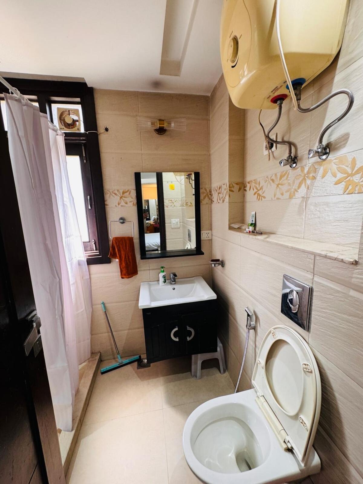 3br Spacious Park Facing With Balcony * Nova Deli