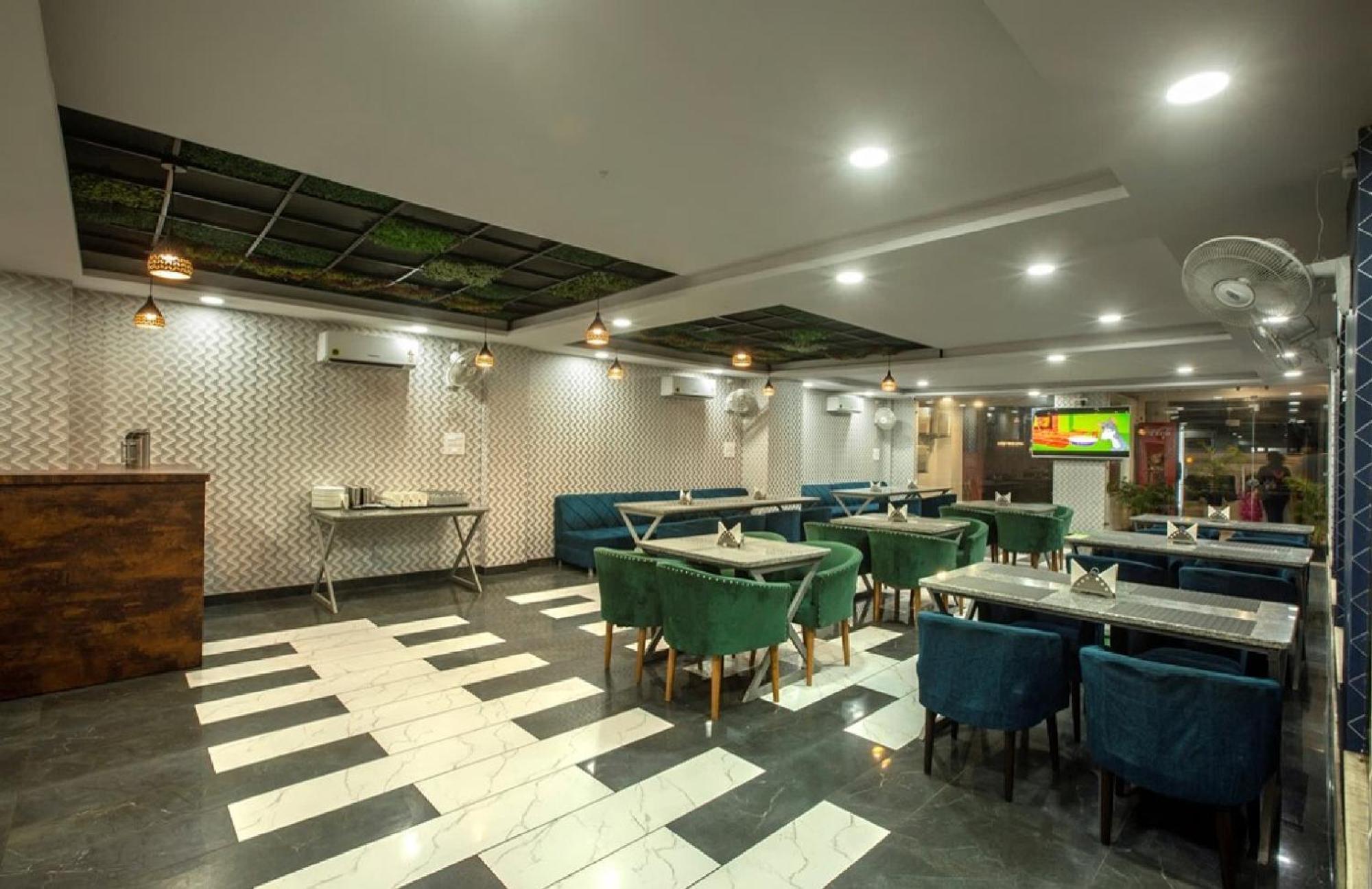 Hotel Ginger Plaza Delhi Airport 4*