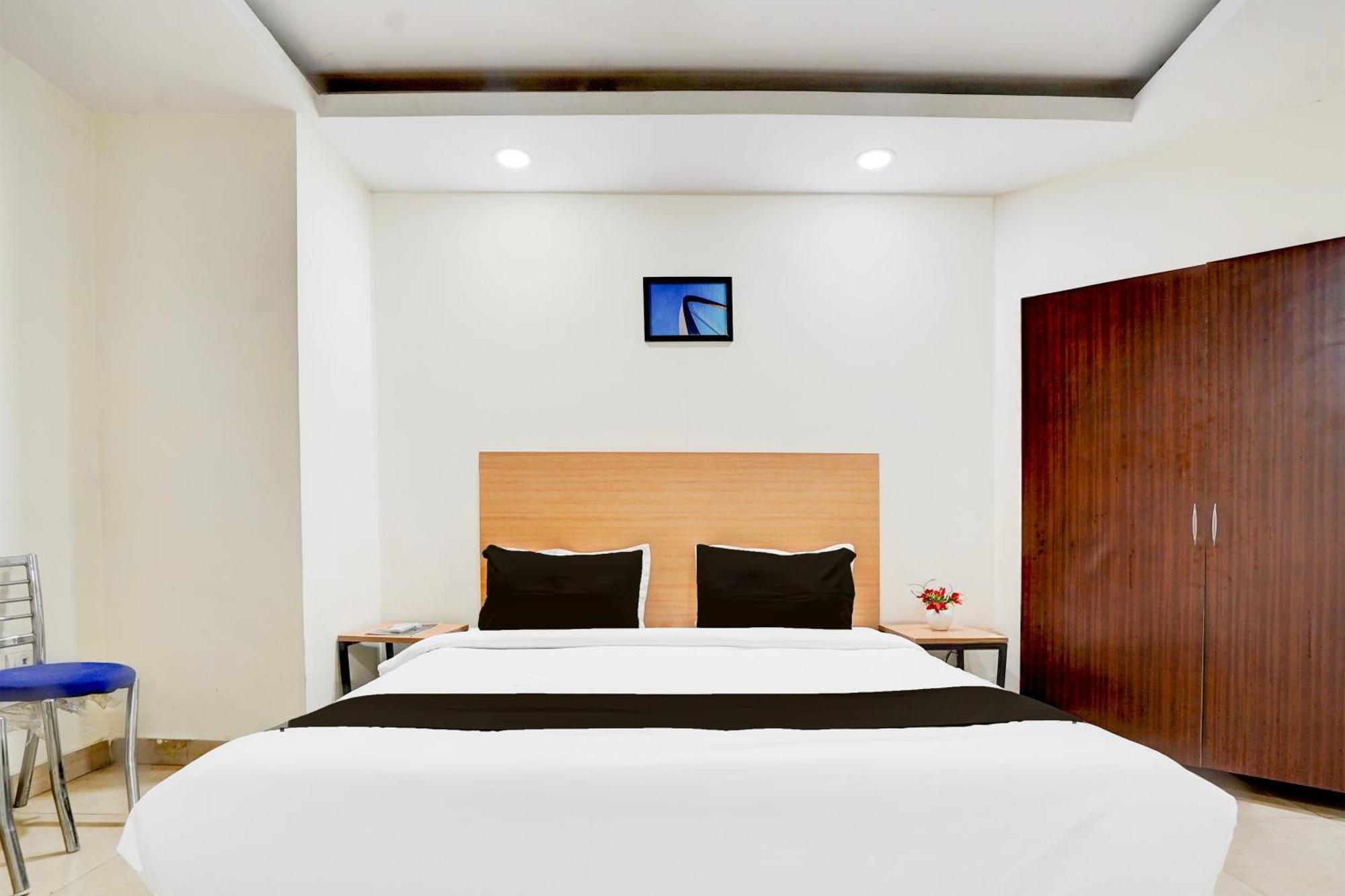 Super Townhouse Patparganj Near Max Super Speciality Hospital Hotel *