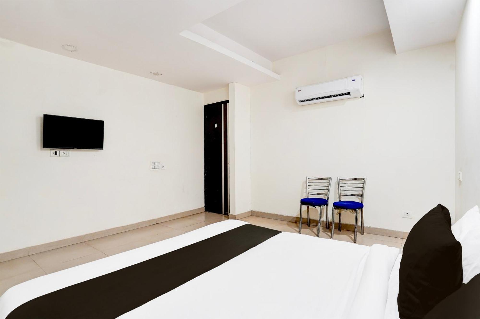 Super Townhouse Patparganj Near Max Super Speciality Hospital Hotel *