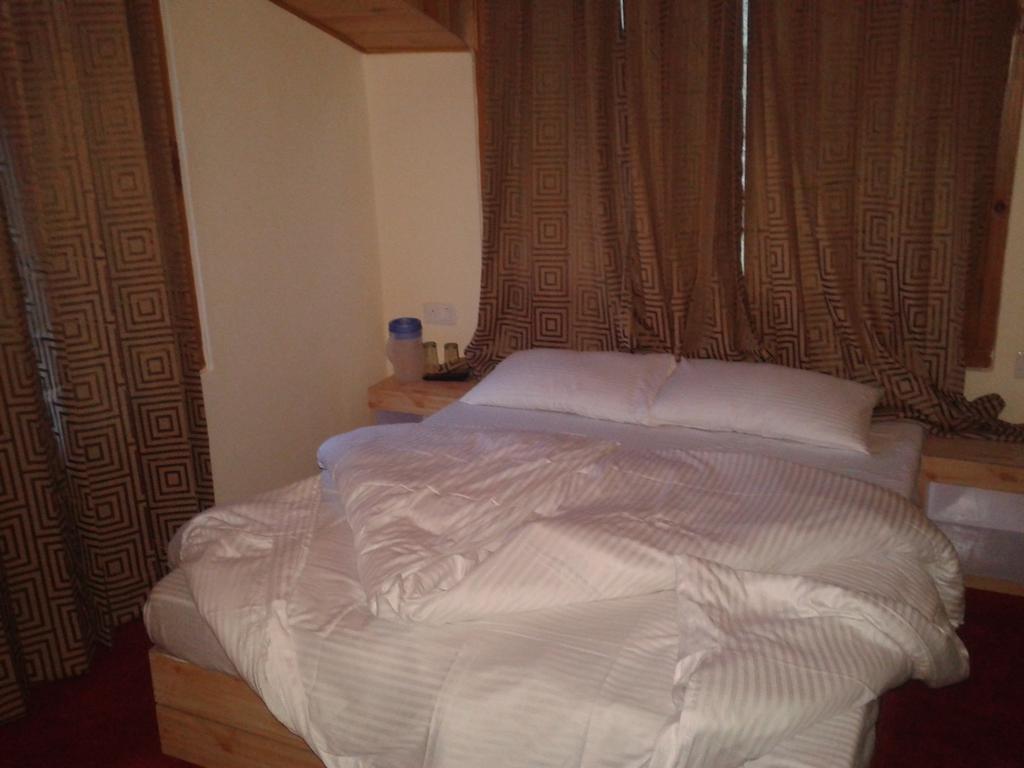Surya Plaza Hotel *