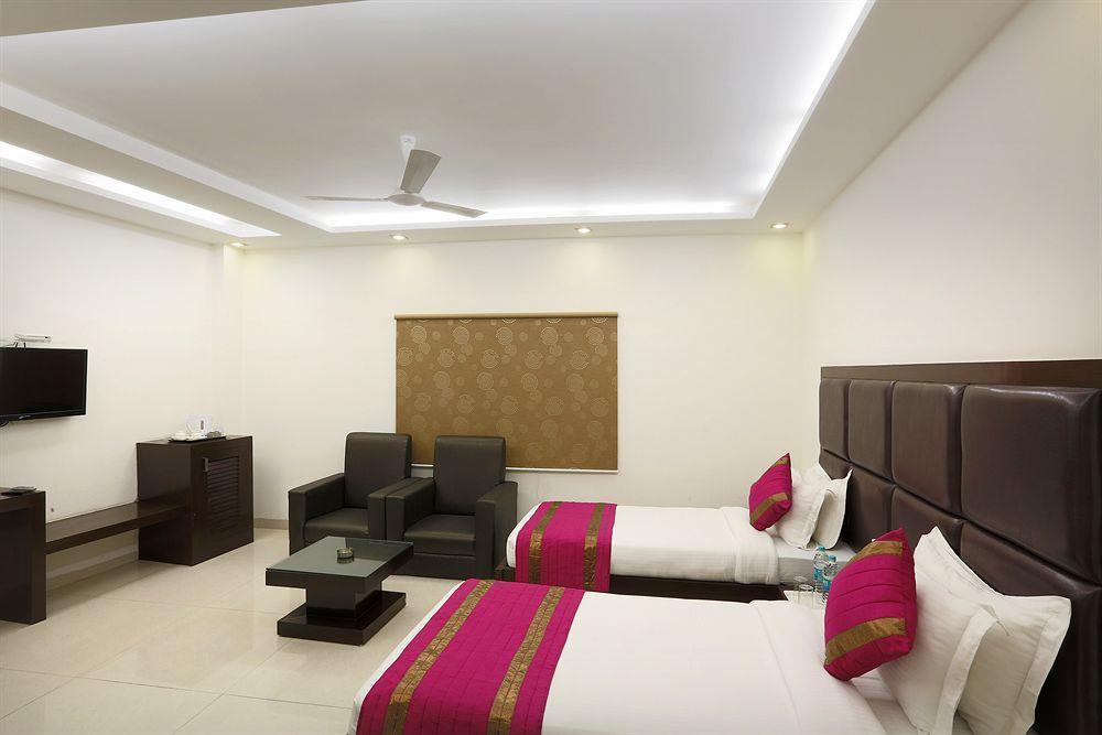 Townhouse 517 La Sapphire Near Delhi Airport