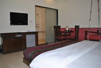 Baba Deluxe Near Railway Station And Center -by Rcg